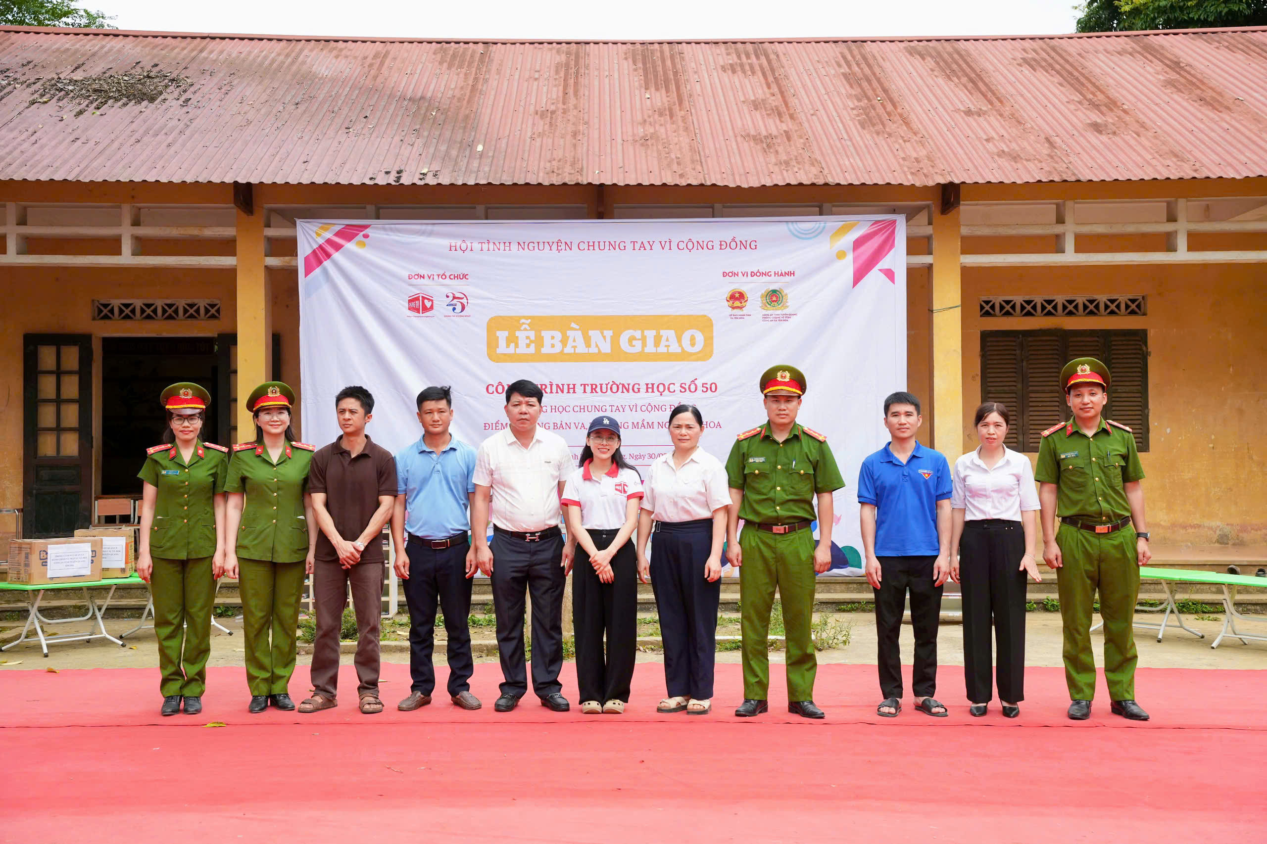 CÔNG AN XÃ YÊN HOA PHỐI HỢP BÀN GIAO CÔNG TRÌNH SỬA CHỮA ĐIỂM TRƯỜNG MẦM NON BẢN VA