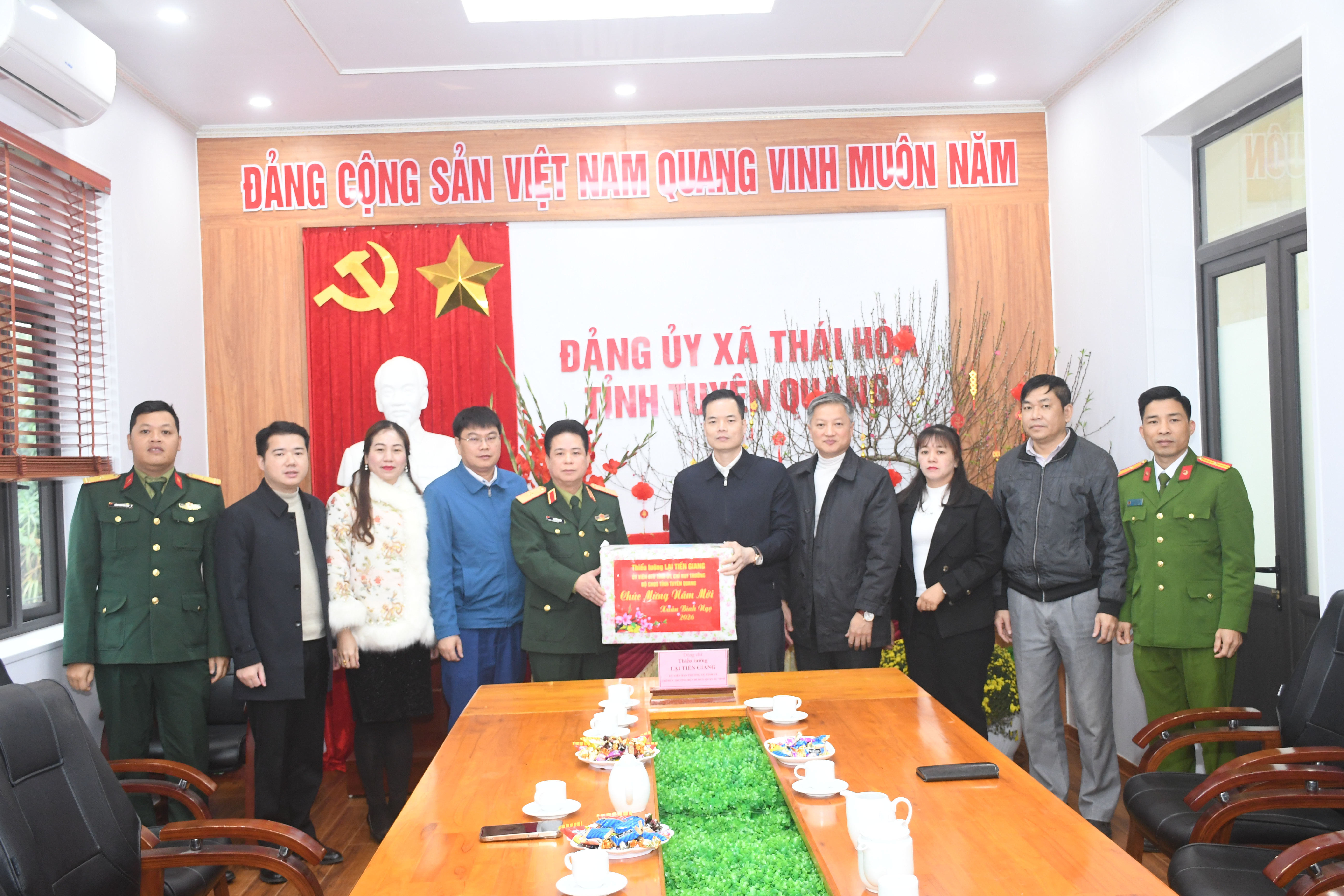 Đồng chí Chỉ huy trưởng Bộ Chỉ huy Quân sự tỉnh Tuyên Quang Lại Tiến Giang đến thăm, chúc Tết xã Thái Hòa