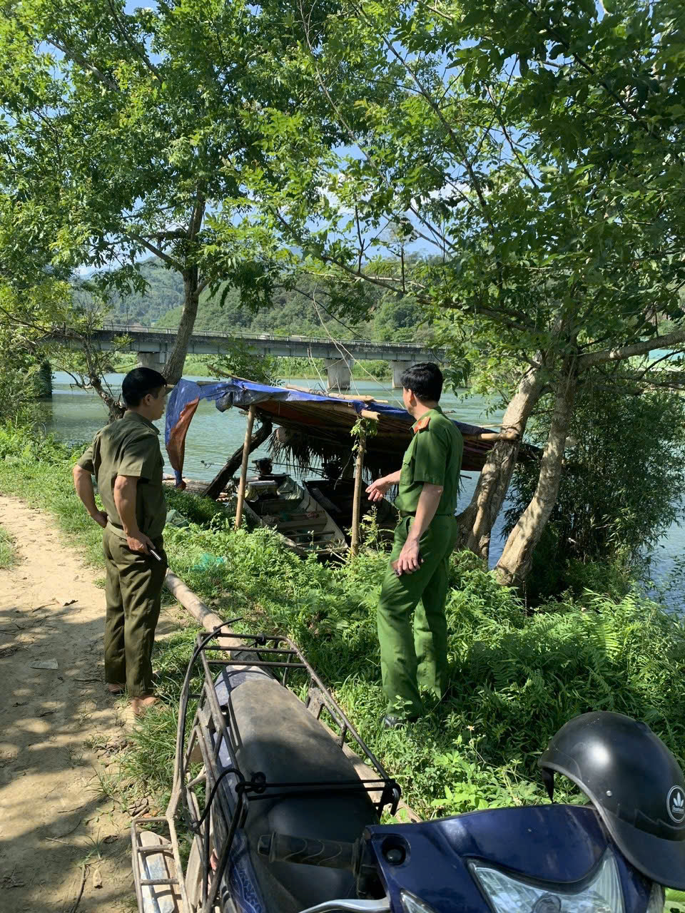 CÔNG AN XÃ THUẬN HOÀ PHỐI HỢP CẮM BIỂN CẢNH BÁO PHÒNG CHỐNG ĐUỔI NƯỚC - CHUNG TAY BẢO VỆ TRẺ EM VÌ MỘT MÙA HÈ AN TOÀN 