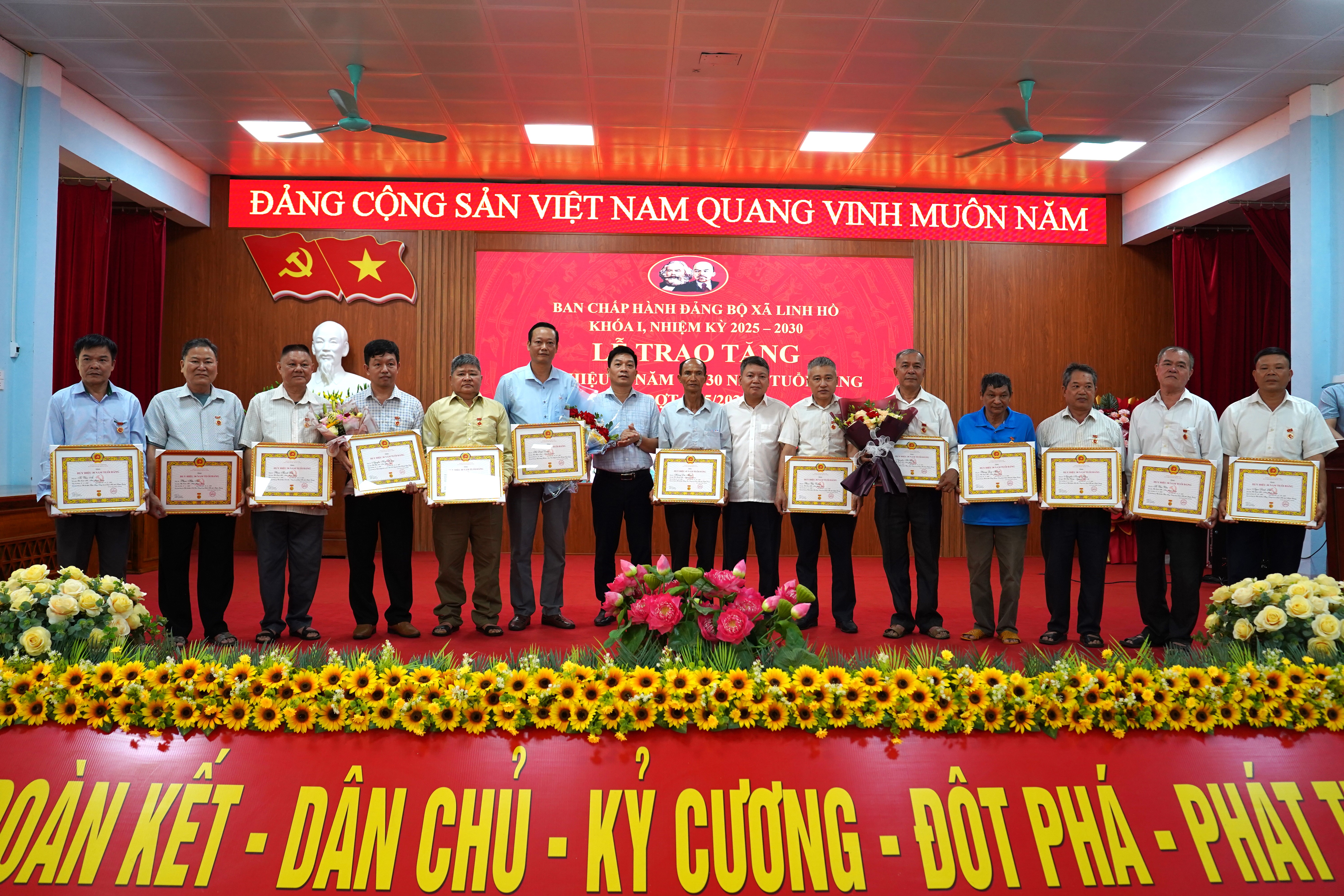 Huy hiệu 3.JPG