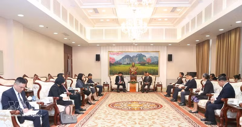 Laos attaches highest priority to strengthening ties with Viet Nam