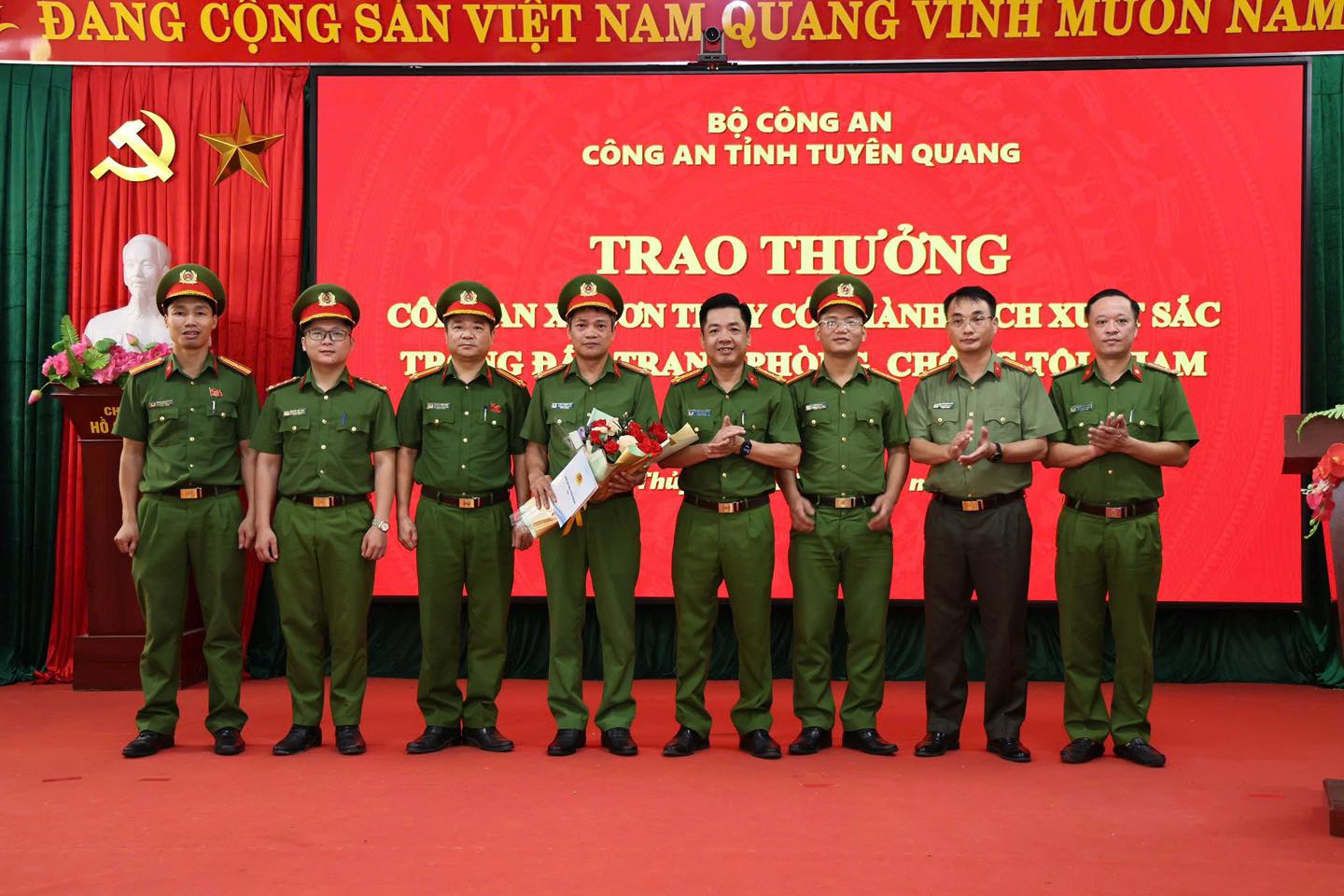KHEN THƯỞNG ĐỘT XUẤT CÔNG AN XÃ SƠN THỦY VỀ THÀNH TÍCH ĐẤU TRANH VỚI TỘI PHẠM TRỘM CẮP