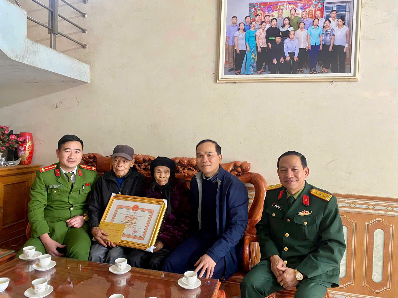 Lãnh đạo xã Đông Thọ thăm và tặng quà người có công với cách mạng, người cao tuổi nhân dịp Tết Bính Ngọ 2026