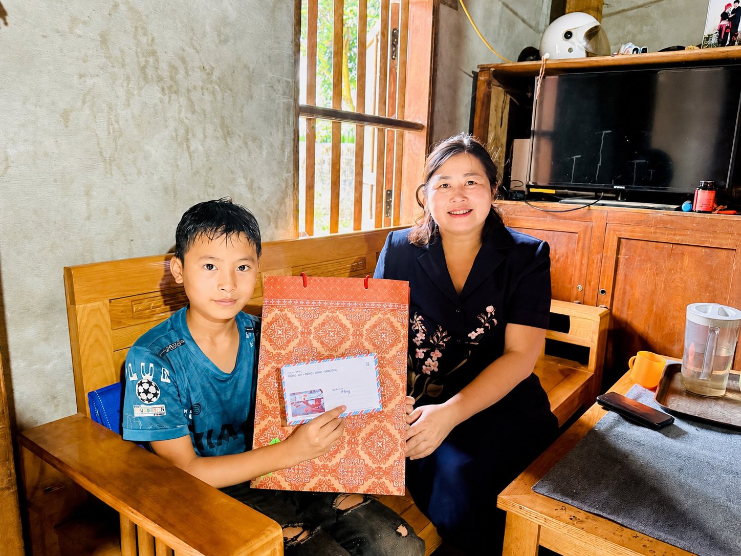 Các đồng chí lãnh đạo thăm, tặng quà trẻ em khuyết tật nhân kỷ niệm Ngày Quốc tế Thiếu nhi 1/6.