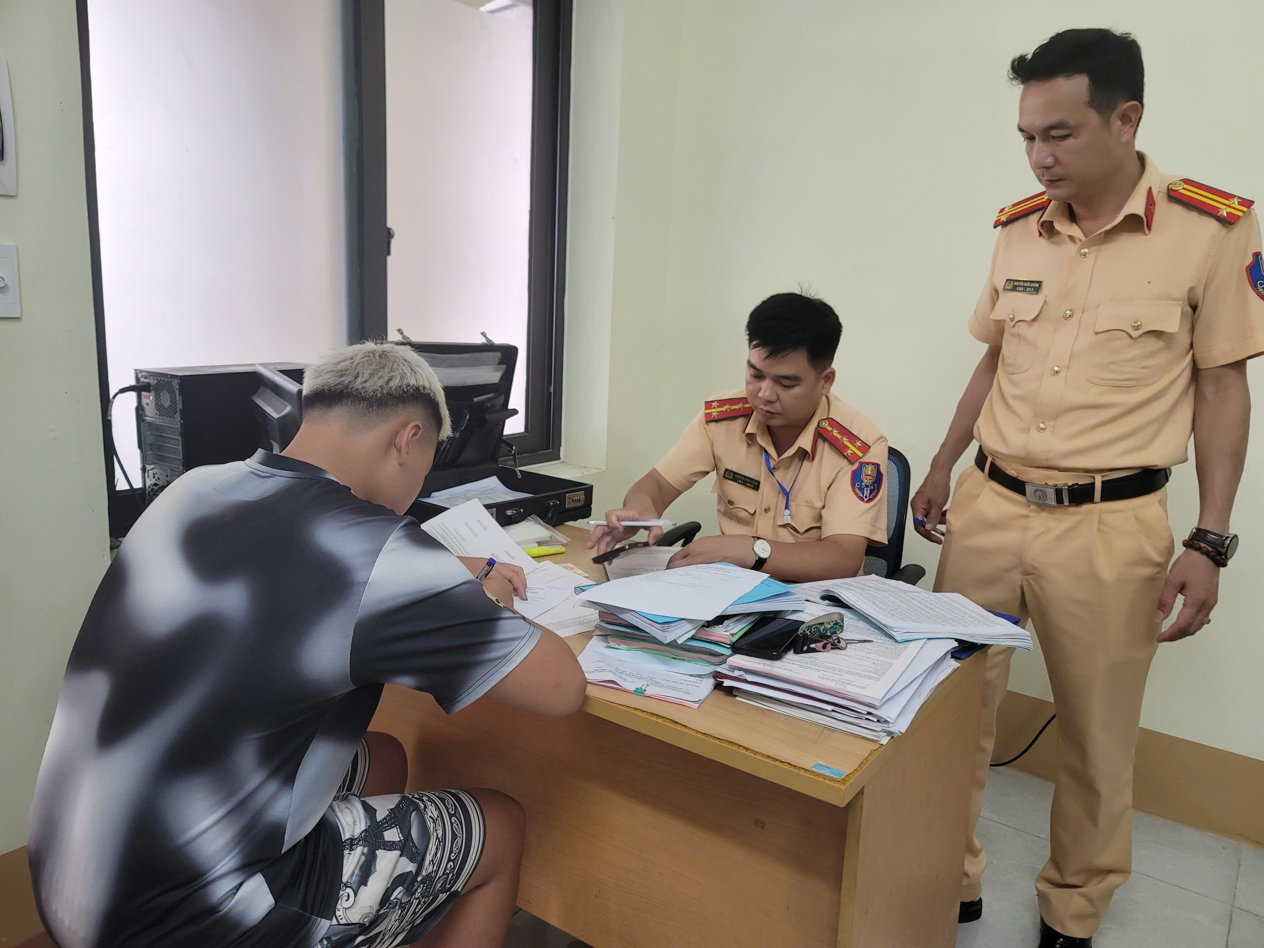 NHANH CHÓNG XÁC MINH, LÀM RÕ VIDEO CLIP NAM THANH NIÊN "BỐC ĐẦU" XE MÁY TRÊN MẠNG XÃ HỘI