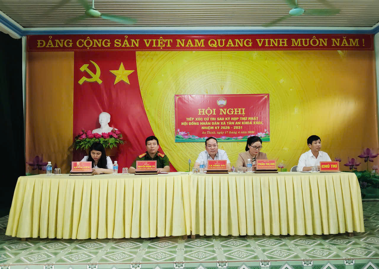 ĐỒNG CHÍ LA HỒNG HẢI – BÍ THƯ ĐẢNG ỦY, CHỦ TỊCH HĐND XÃ TÂN AN CÙNG TỔ ĐẠI BIỂU SỐ 1 HĐND XÃ TIẾP XÚC CỬ TRI THÔN AN THỊNH XÃ TÂN AN          