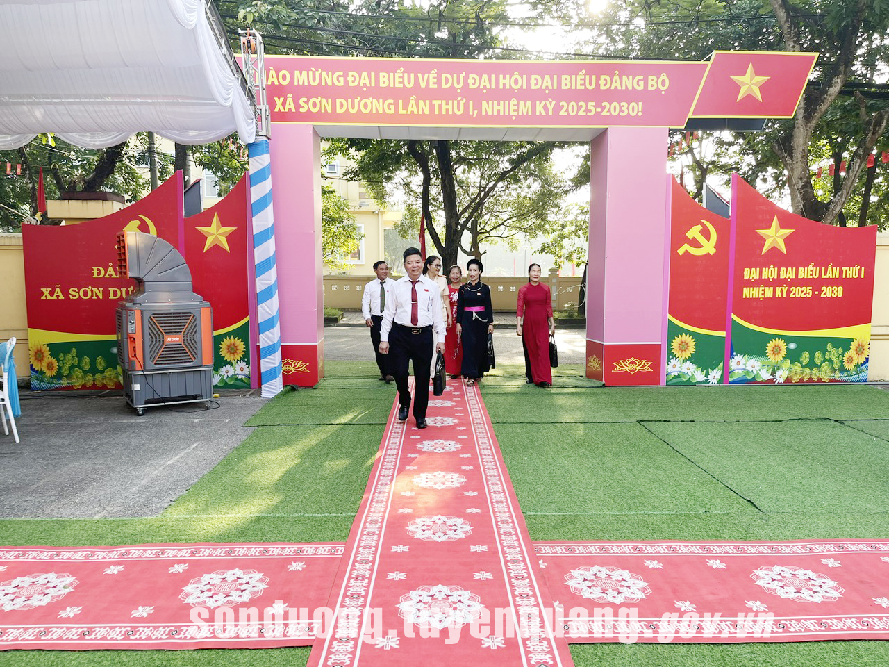 Không khí trước giờ khai mạc Đại hội đại biểu Đảng bộ xã Sơn Dương lần thứ I, nhiệm kỳ 2025–2030 ngập tràn khí thế và kỳ vọng.
