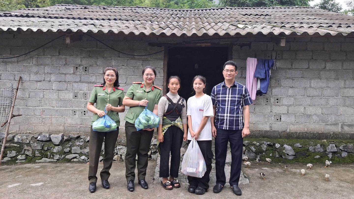 Thăm hỏi, động viên và tặng quà con nuôi đỡ đầu