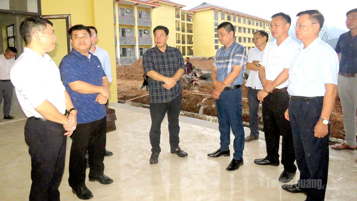 Đồng chí Hoàng Gia Long kiểm tra tiến độ thi công Trường Phổ thông nội trú Tiểu học và THCS Pà Vầy Sủ