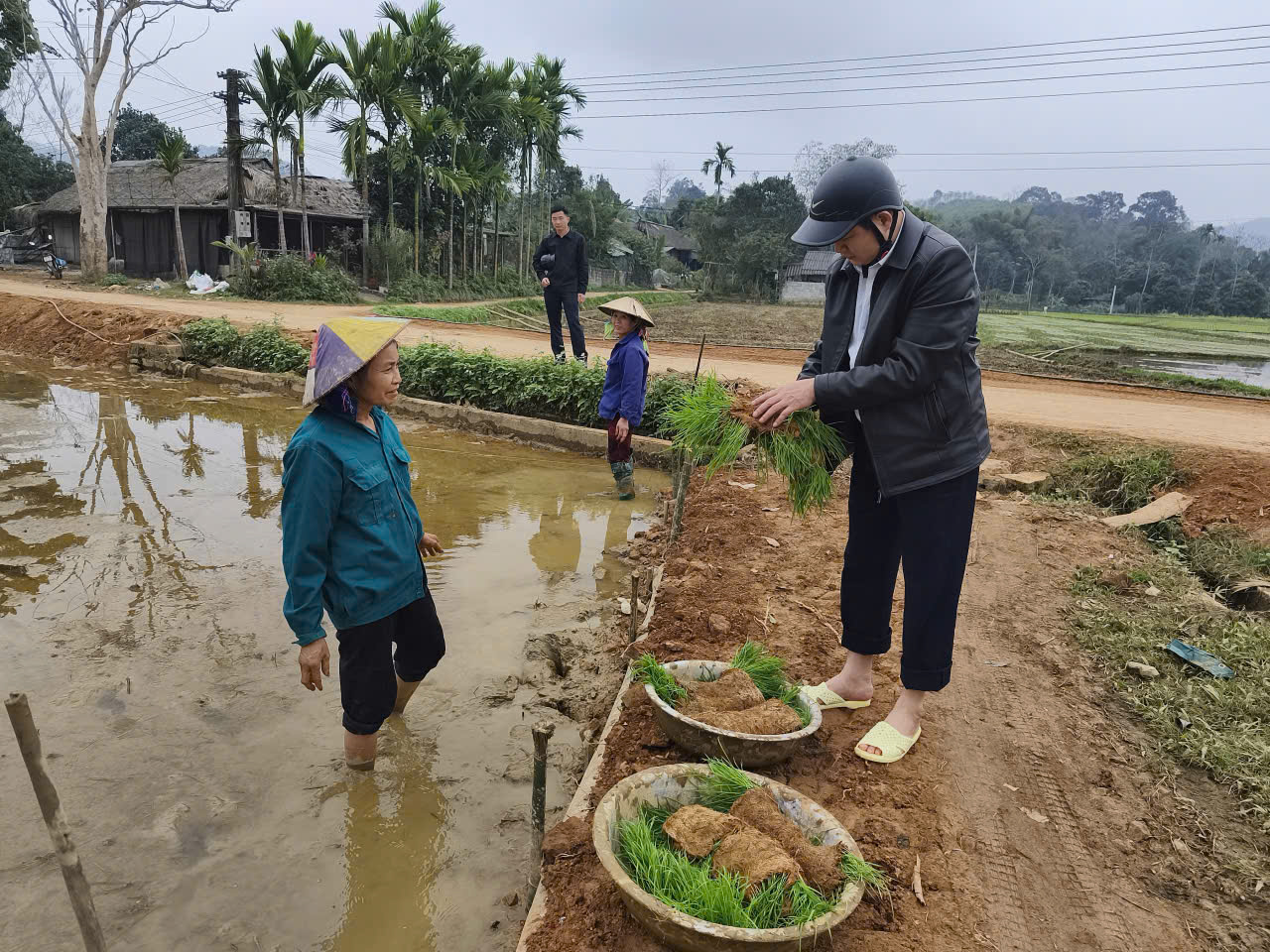 Chủ tịch UBND xã Tiên Yên thăm và khảo sát đường giao thông nông thôn và canh mương nội đồng