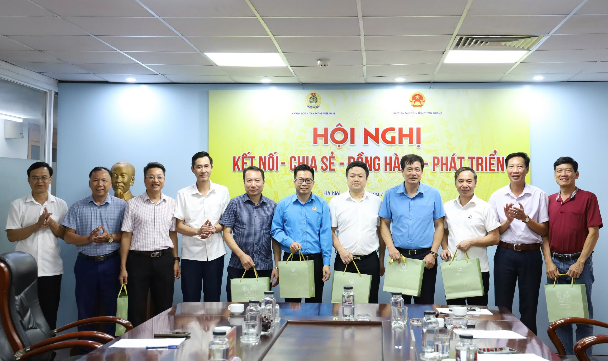 Đoàn công tác xã Tân Tiến làm việc với Công đoàn ngành Xây dựng Việt Nam, thúc đẩy hợp tác phát triển kinh tế - xã hội