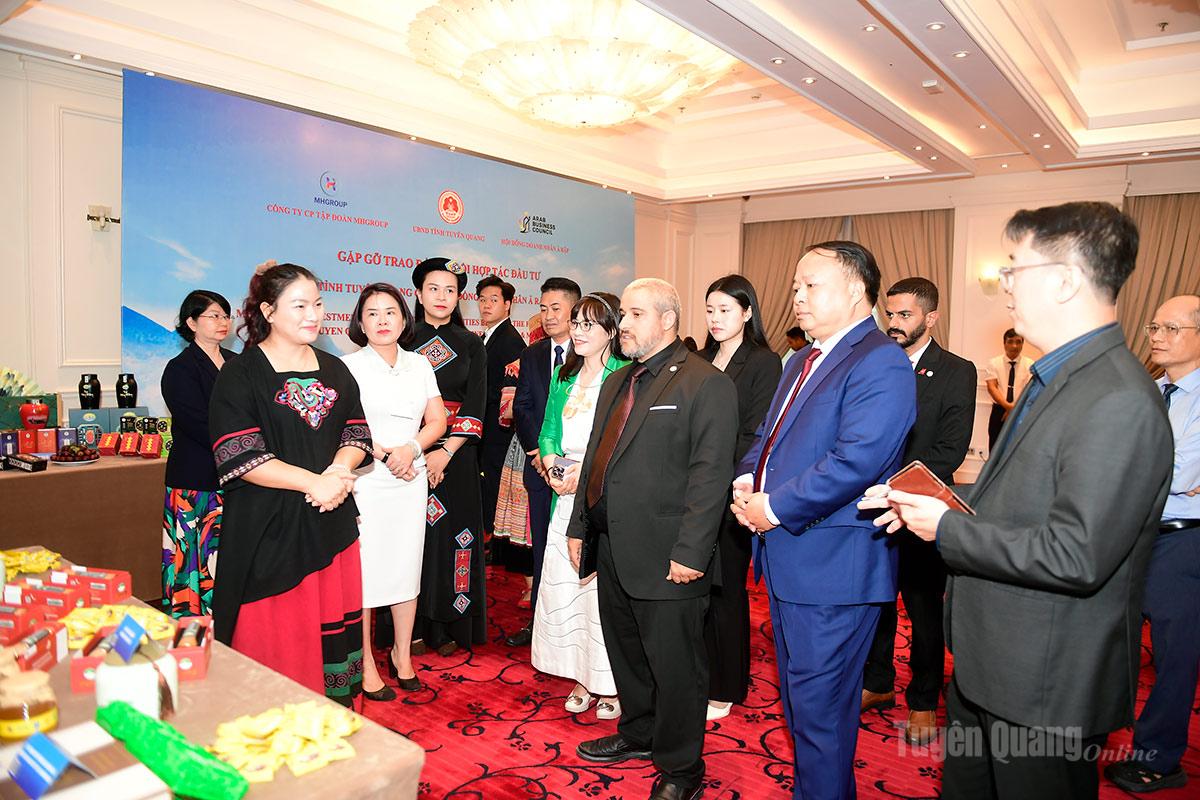 Phó Bí thư Tỉnh ủy, Chủ tịch UBND tỉnh Phan Huy Ngọc làm việc với Đoàn doanh nghiệp Ả Rập về cơ hội hợp tác đầu tư trên địa bàn