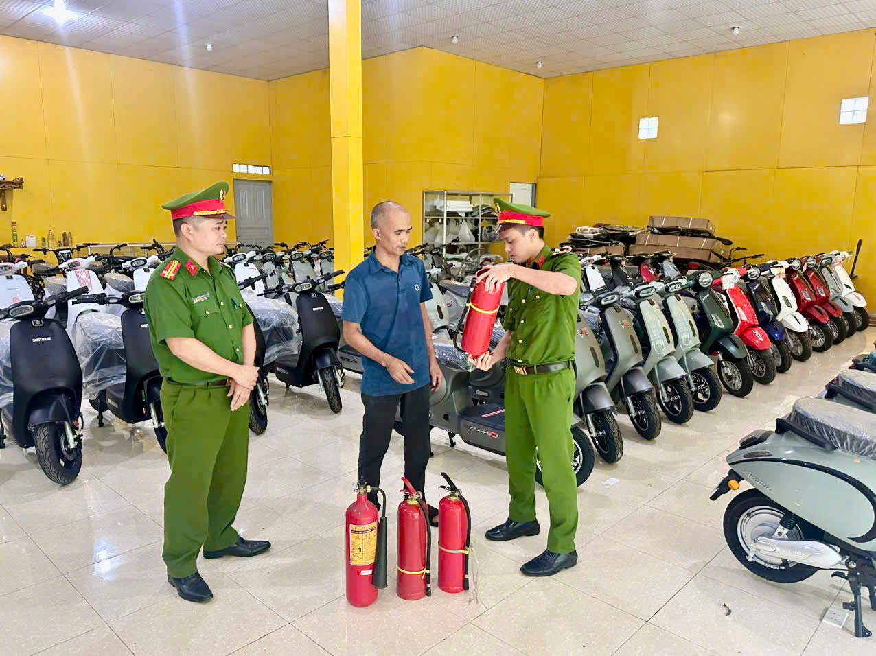 TÂN TRỊNH TĂNG CƯỜNG TUYÊN TRUYỀN, KIỂM TRA AN TOÀN PHÒNG CHÁY, CHỮA CHÁY ĐỐI VỚI CƠ SỞ KINH DOANH, SỬA CHỮA XE ĐIỆN VÀ KHO CHỨA PIN
