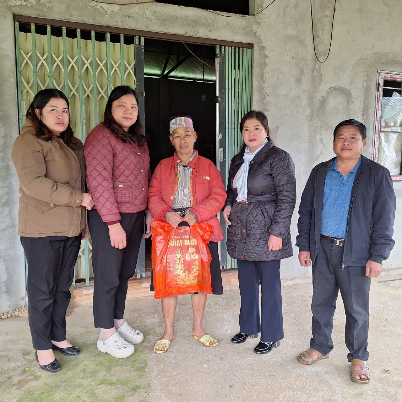 Lãnh đạo xã Yên Thành thăm, tặng quà các đối tượng Bảo trợ xã hội