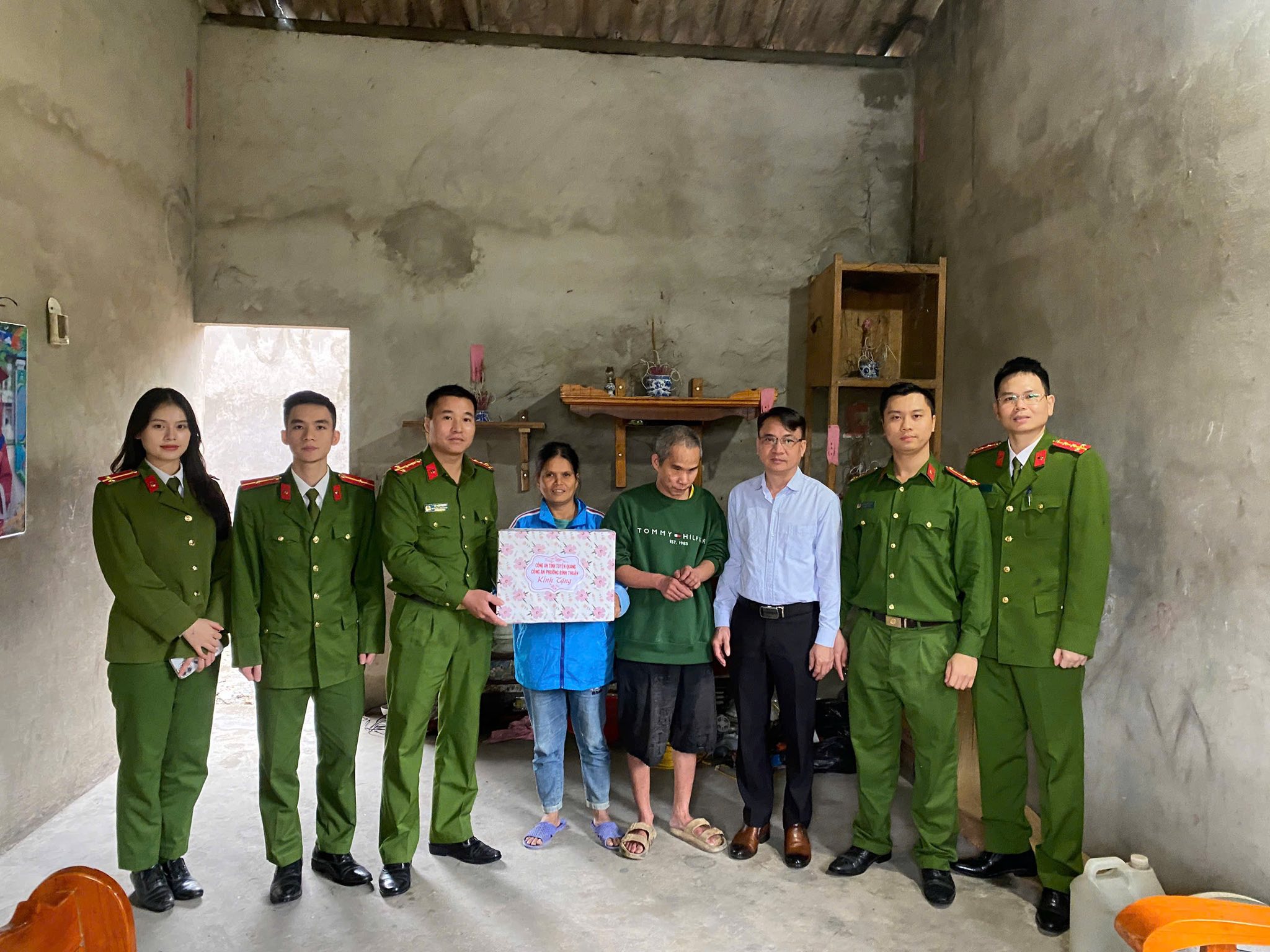 CÔNG AN PHƯỜNG BÌNH THUẬN TỔ CHỨC THĂM HỎI, TẶNG QUÀ CÁC GIA ĐÌNH CHÍNH SÁCH, HOÀN CẢNH KHÓ KHĂN