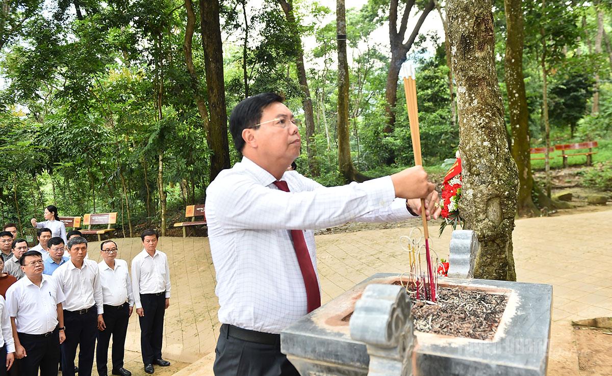 Đoàn công tác Bộ Nội vụ về nguồn tại Tuyên Quang
