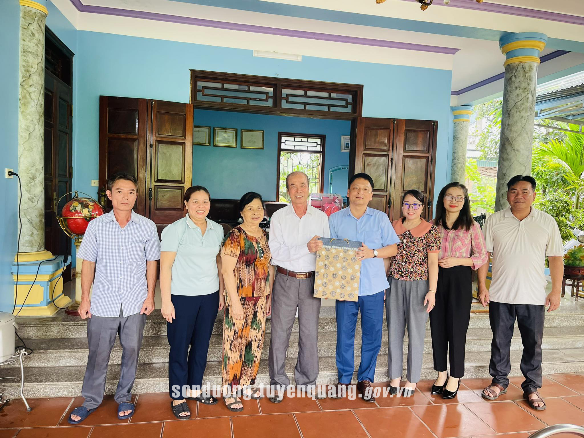 Đồng chí Chủ tịch UBND xã thăm, tặng quà nhân kỷ niệm 78 năm Ngày Thương binh - Liệt sỹ