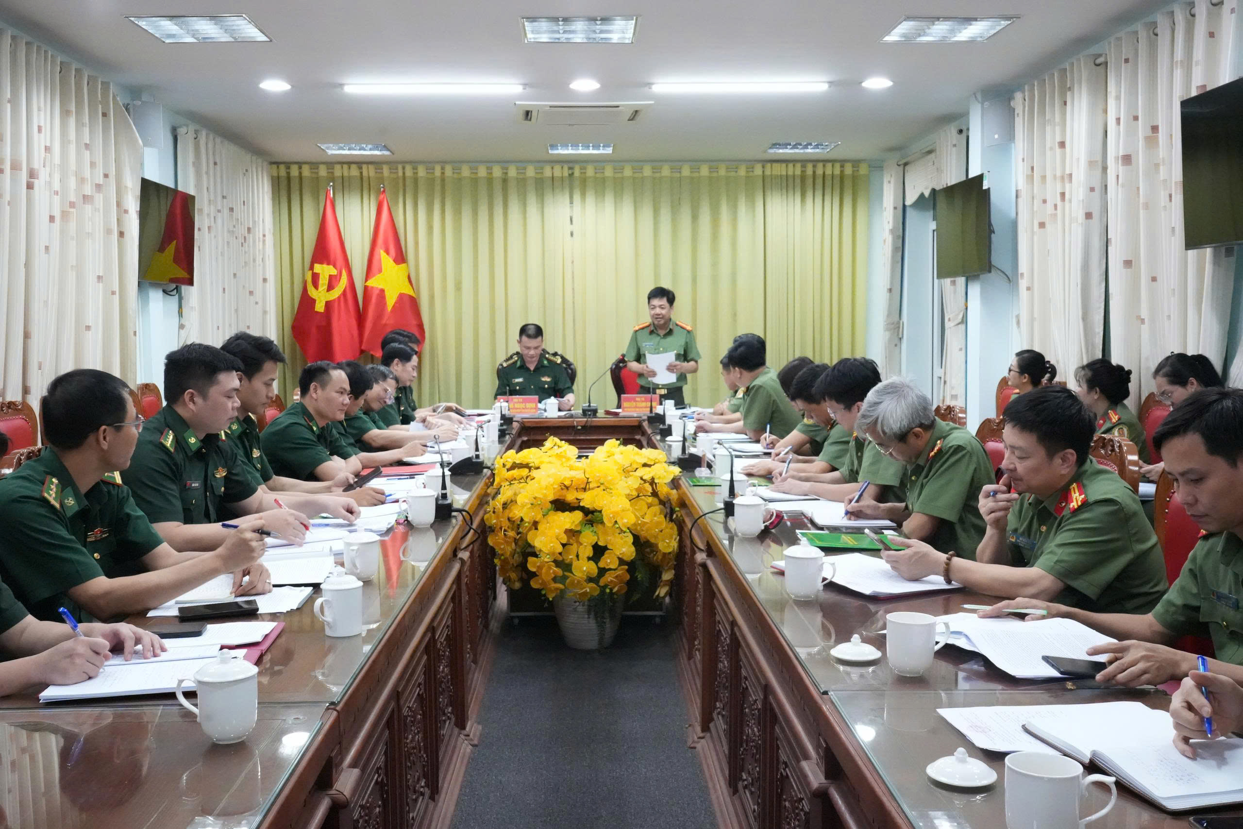 SIẾT CHẶT QUẢN LÝ XUẤT NHẬP CẢNH: QUYẾT TÂM GIỮ VỮNG AN NINH BIÊN GIỚI