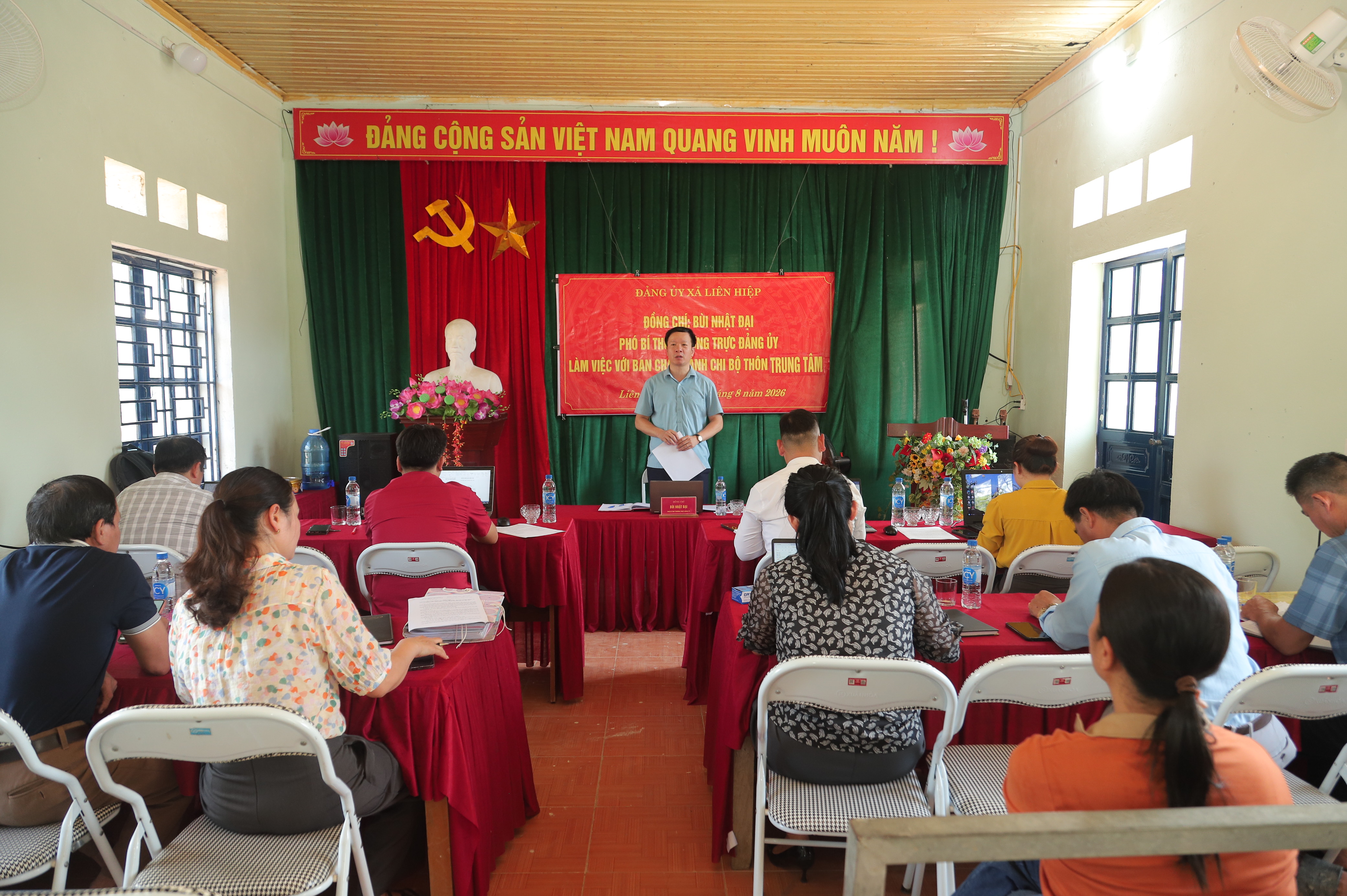 Đoàn công tác số 02 Thường trực Đảng ủy xã Liên Hiệp làm việc với Chi bộ thôn Trung Tâm