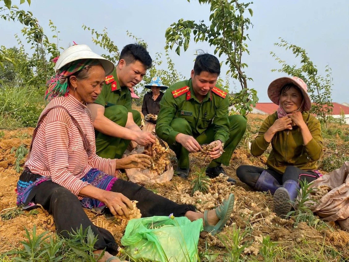 GẦN DÂN TỪ NHỮNG VIỆC LÀM CỤ THỂ Ở CƠ SỞ