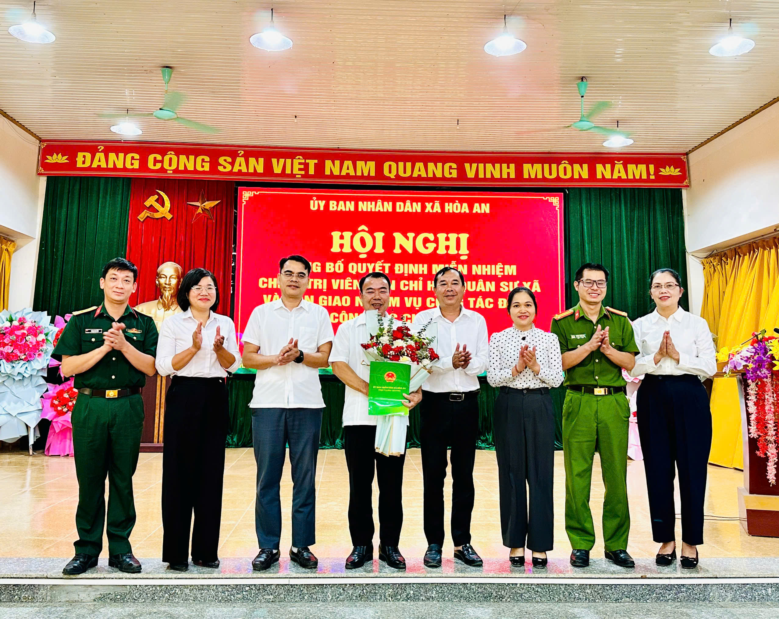 Hòa An tổ chức Hội nghị công bố Quyết định miễn nhiệm Chính trị viên Ban Chỉ huy Quân sự xã và bàn giao nhiệm vụ công tác Đảng, công tác chính trị