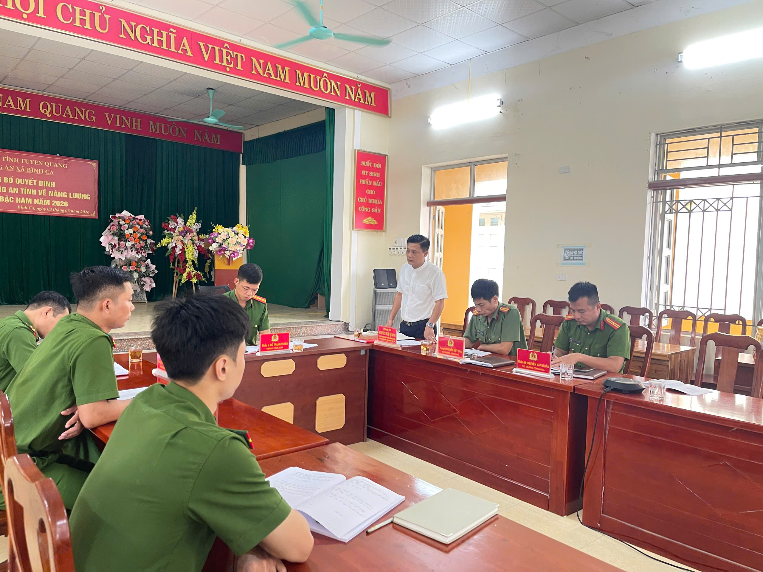 Đồng chí Phó Chủ tịch UBND xã dự sinh hoạt chi bộ Công an xã Bình Ca