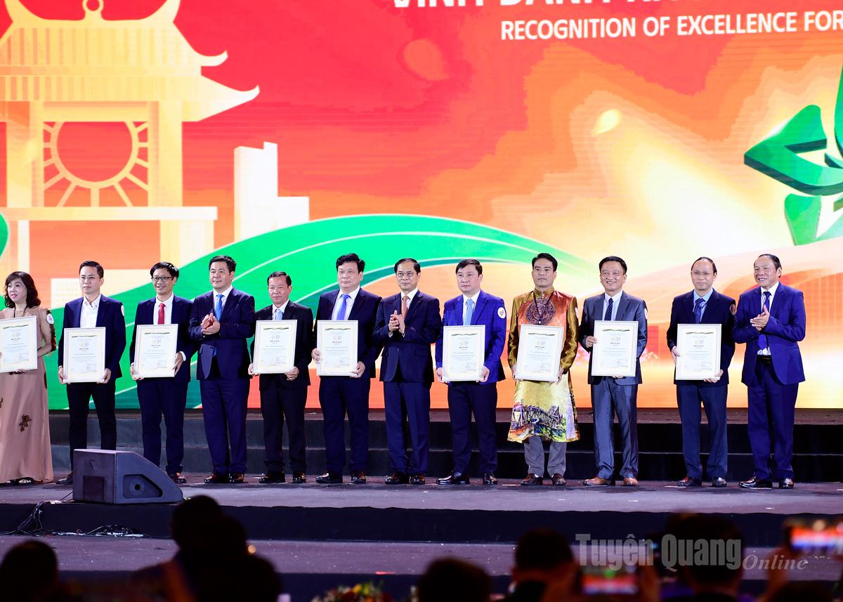 Gian hàng tỉnh Tuyên Quang đứng thứ 9/3.000 gian hàng được vinh danh tại Hội Chợ mùa Thu năm 2025