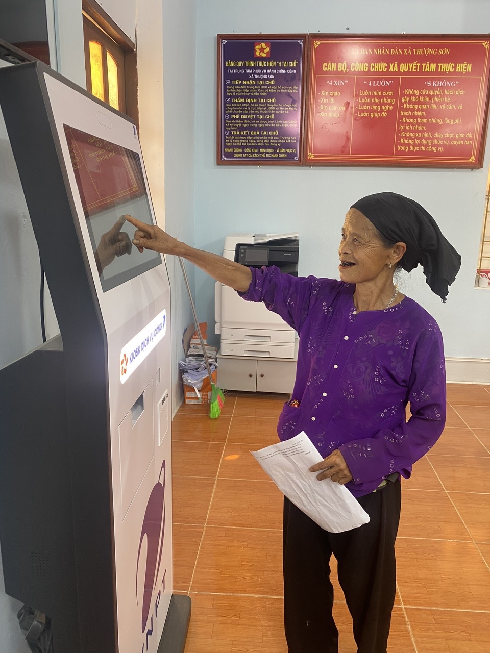 Hình ảnh đẹp của những người bà vùng cao trong thời đại số