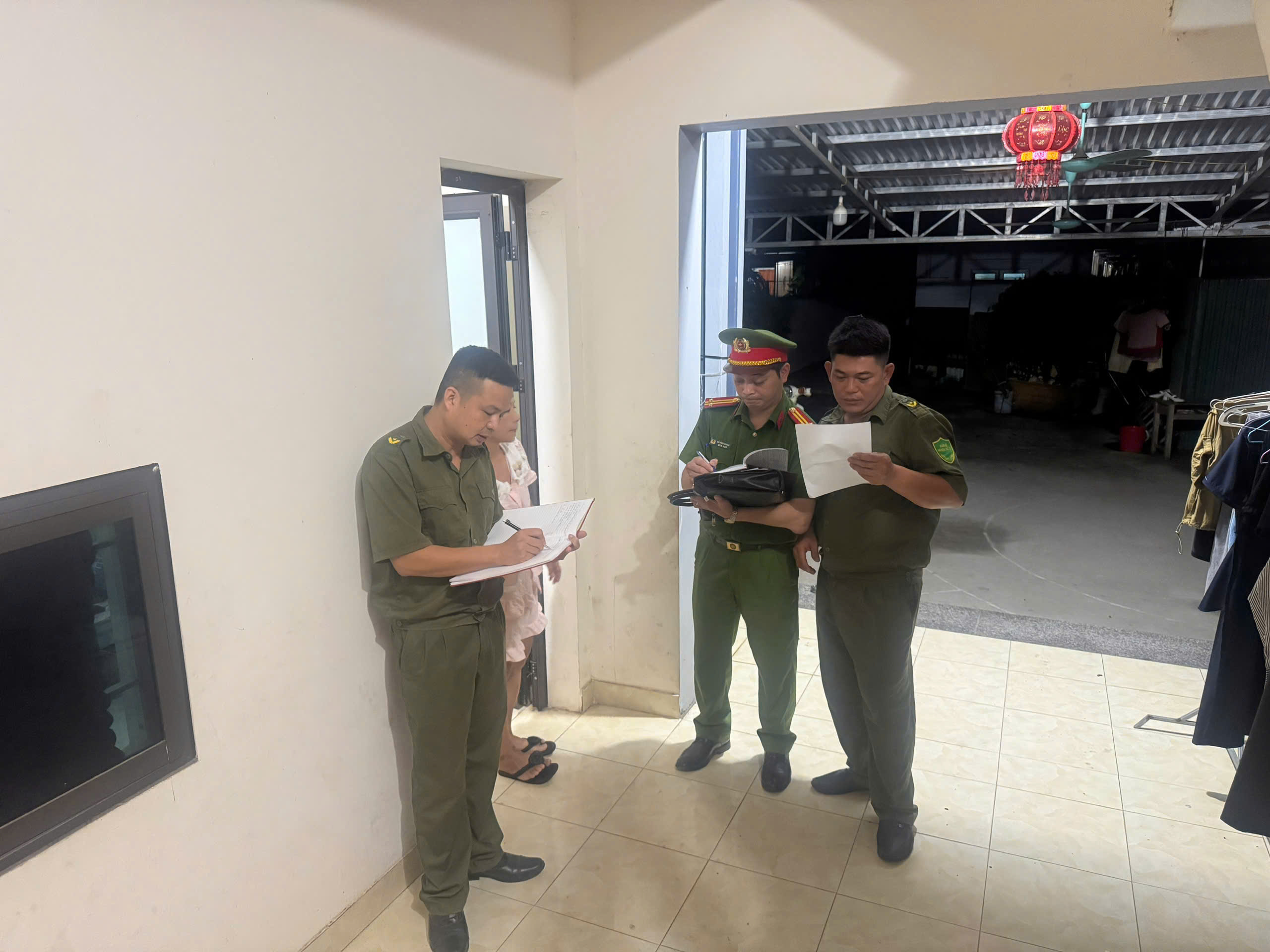 CÔNG AN XÃ THÁI HÒA TĂNG CƯỜNG KIỂM TRA, QUẢN LÝ CƯ TRÚ DỊP NGHỈ LỄ QUỐC KHÁNH 02/9