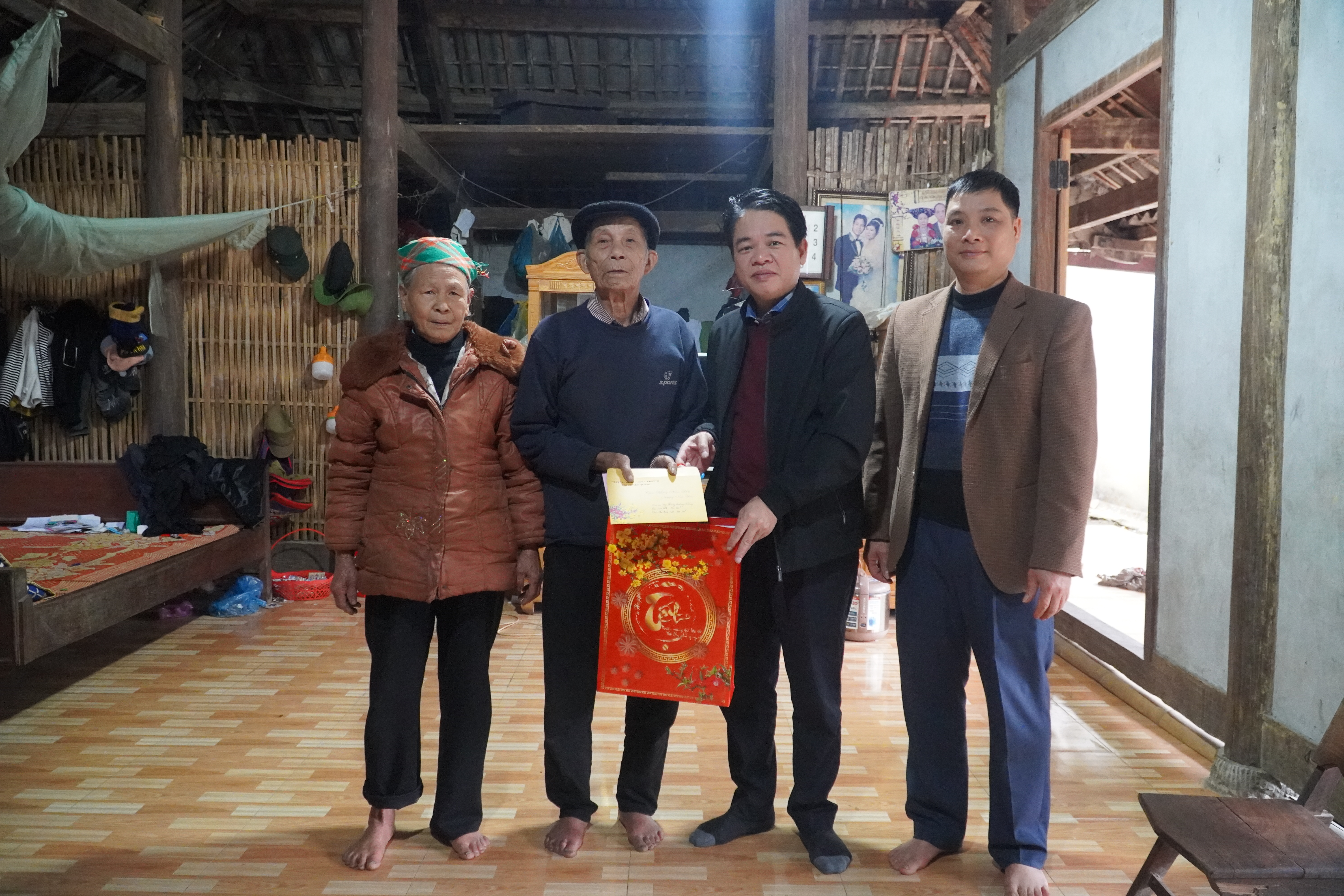 Các đồng chí lãnh đạo Ủy ban nhân dân xã thăm, tặng quà Tết Nguyên đán cho các gia đình chính sách, người cao tuổi trên địa bàn xã