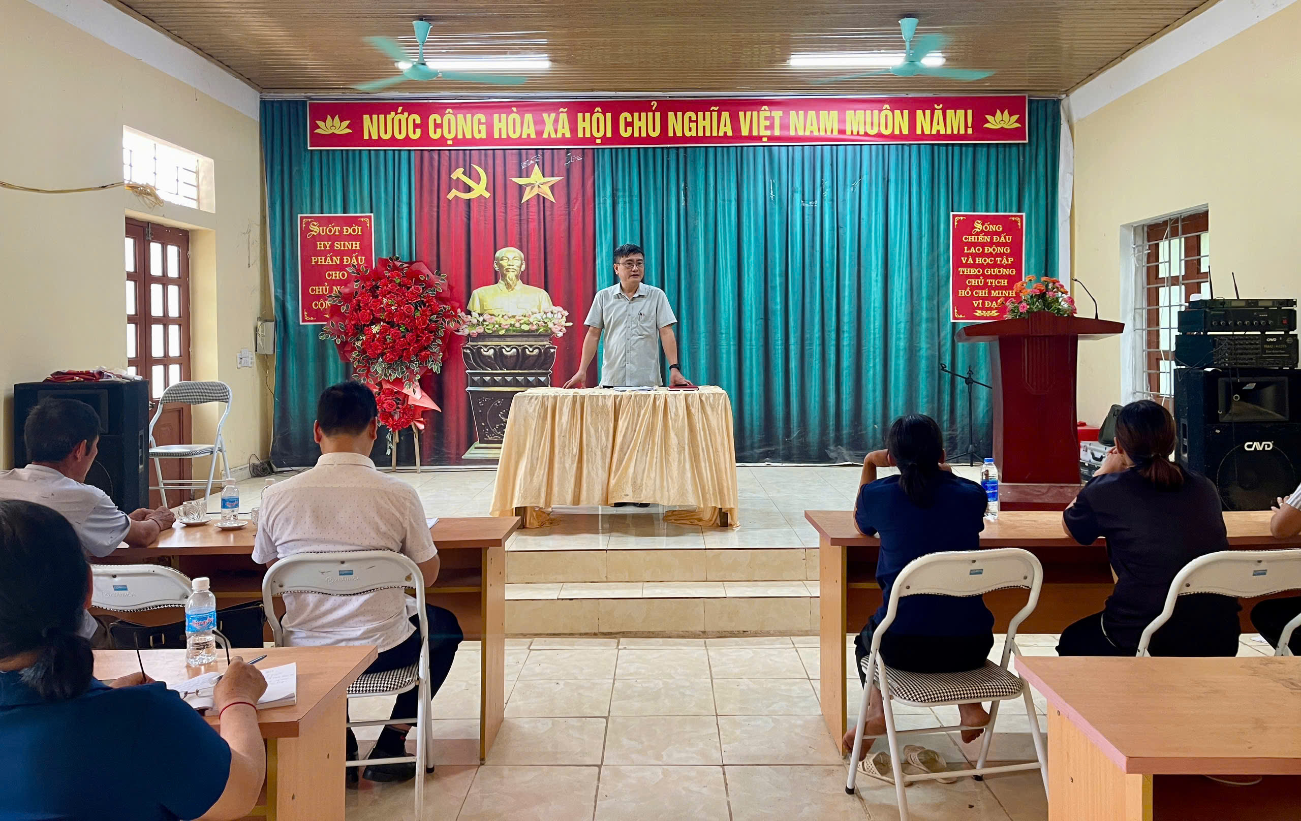 Đảng ủy xã Kiên Đài làm việc với các chi ủy chi bộ thuộc diện sắp xếp, sáp nhập.