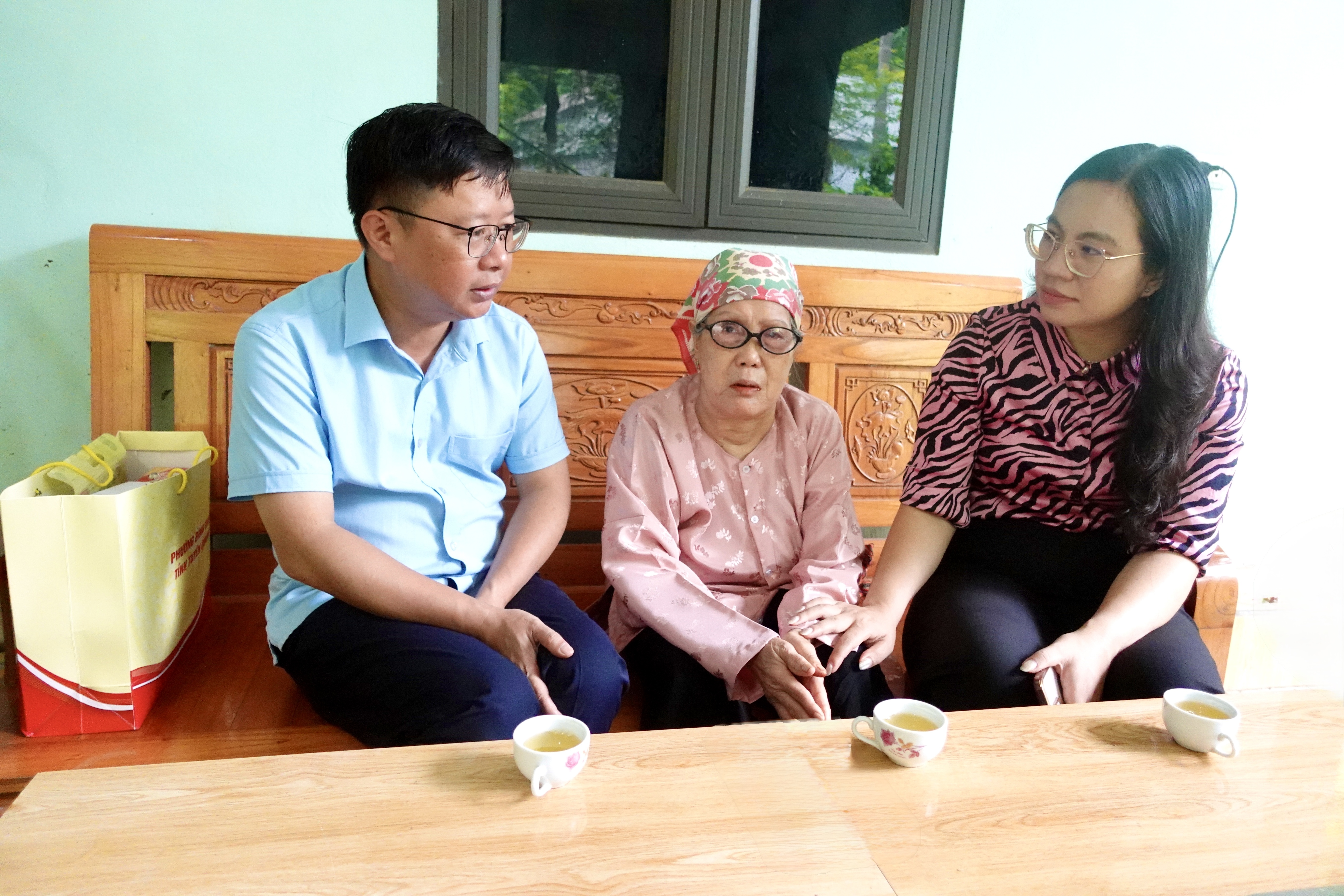 ĐỒNG CHÍ CHỦ TỊCH UBND PHƯỜNG BÌNH THUẬN THĂM, TẶNG QUÀ NGƯỜI CÓ CÔNG NHÂN KỶ NIỆM 79 NĂM NGÀY THƯƠNG BINH - LIỆT SĨ
