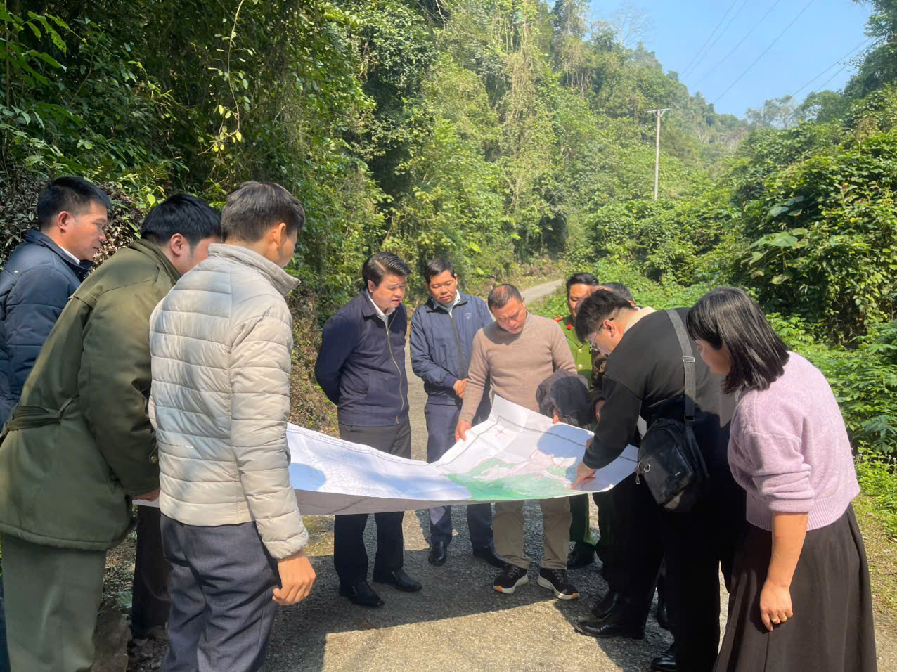 UBND xã Minh Quang họp thẩm định hồ sơ giao rừng phòng hộ cho Ban Quản lý rừng phòng hộ Lâm Bình