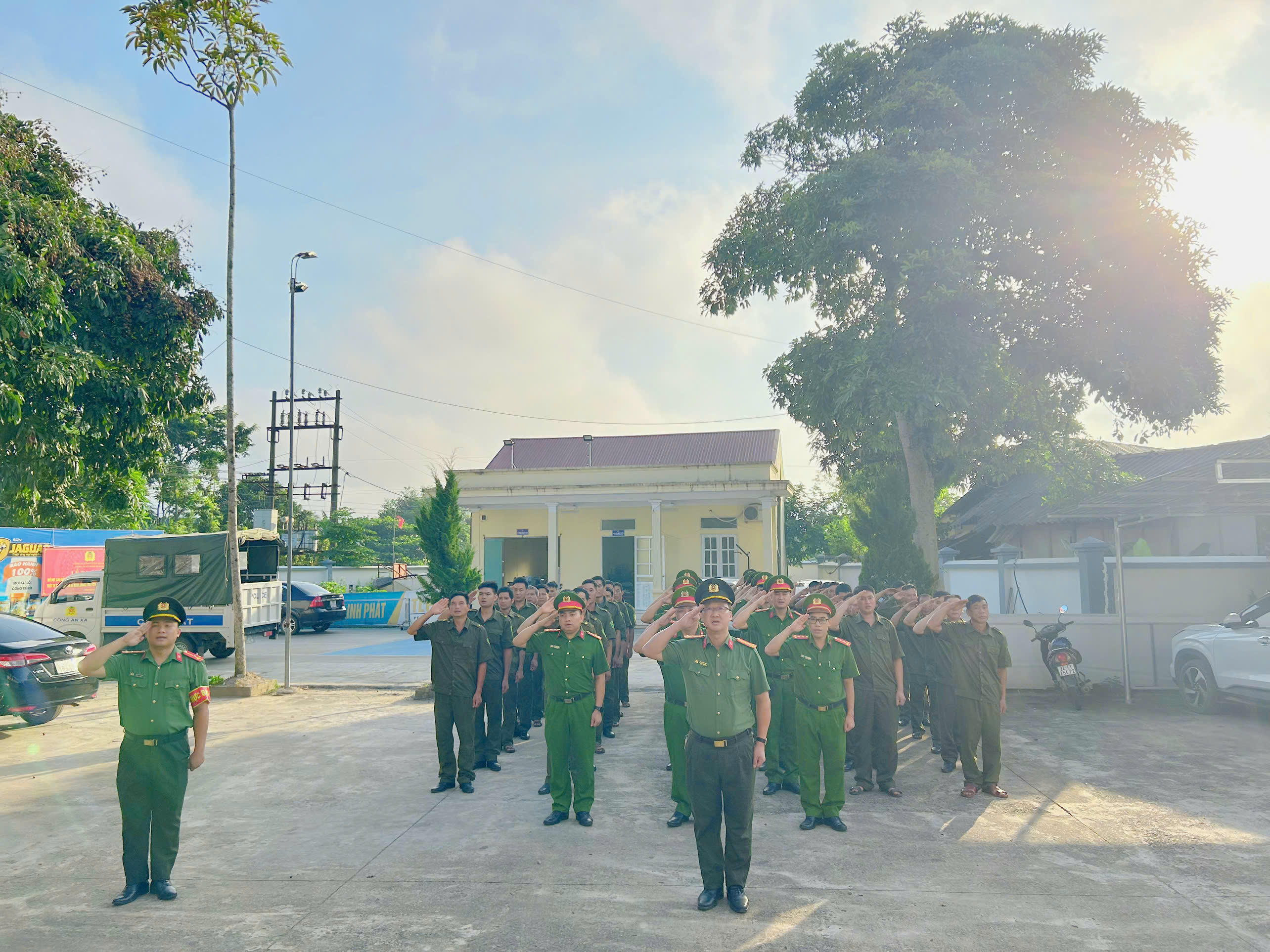 CÔNG AN XÃ MINH QUANG TỔ CHỨC CHÀO CỜ ĐẦU THÁNG, GIAO BAN TỔ ANTT Ở CƠ SỞ