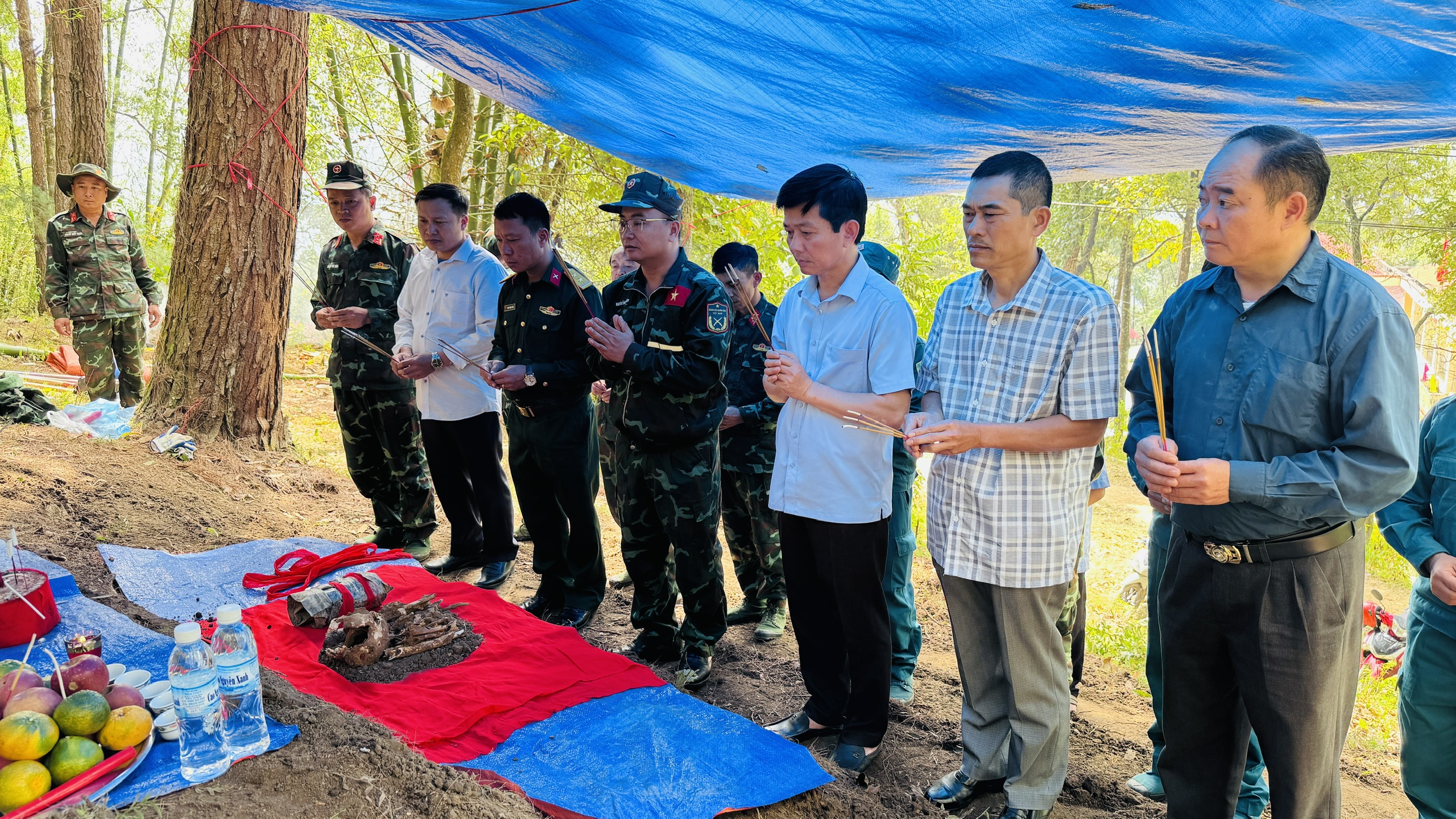 XÃ BẠCH ĐÍCH PHỐI HỢP CẤT BỐC HÀI CỐT LIỆT SĨ TẠI THÔN LÙNG BÚNG TRONG KHUÔN KHỔ CHIẾN DỊCH 500 NGÀY ĐÊM