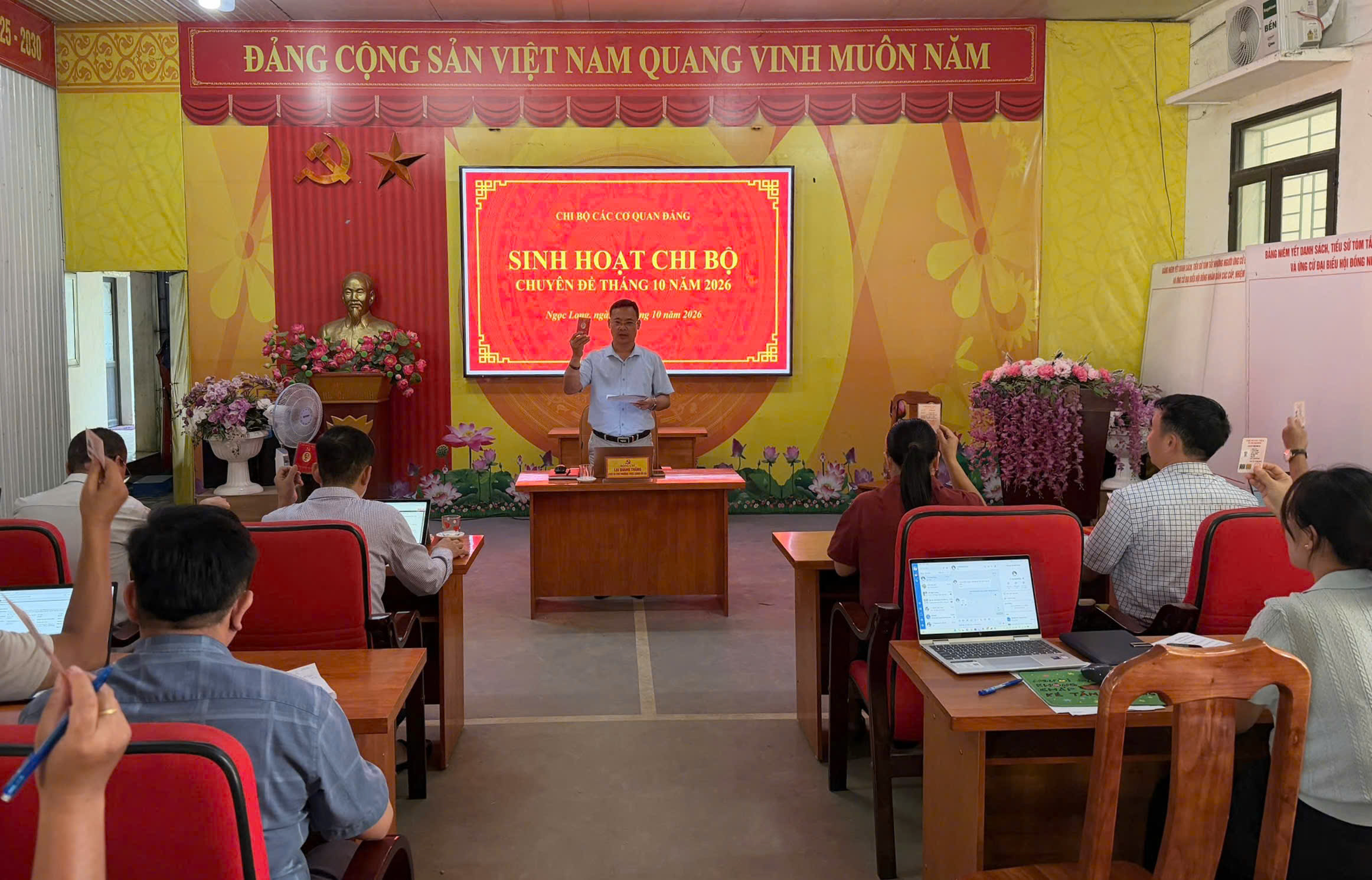 CHI BỘ CÁC CƠ QUAN ĐẢNG XÃ NGỌC LONG TỔ CHỨC SINH HOẠT CHUYÊN ĐỀ THÁNG 10