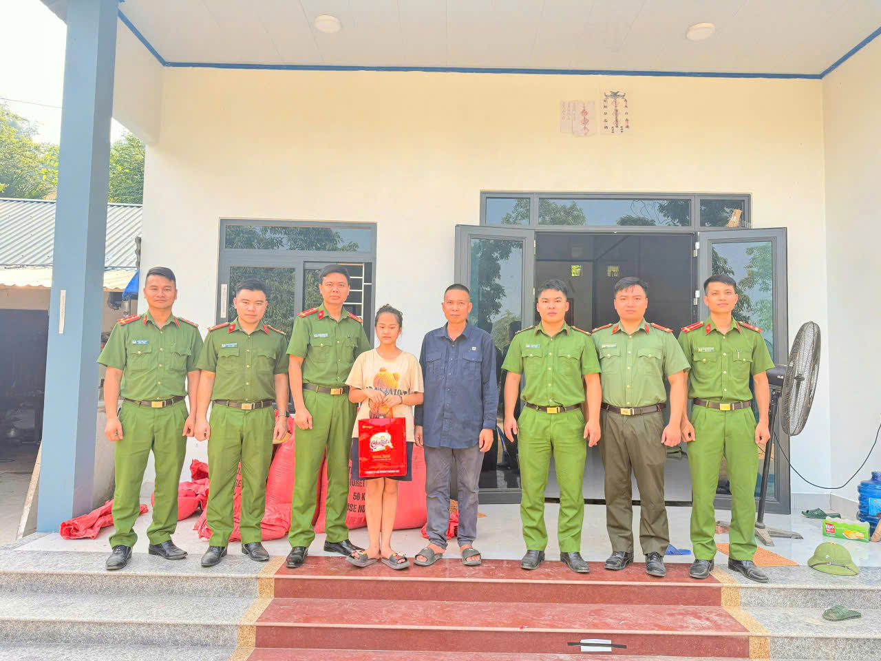 CÔNG AN XÃ TÂN TRÀO THĂM HỎI, TẶNG QUÀ, ĐỘNG VIÊN “CON NUÔI CÔNG AN XÃ” NHÂN DỊP QUỐC TẾ THIẾU NHI 01/6 