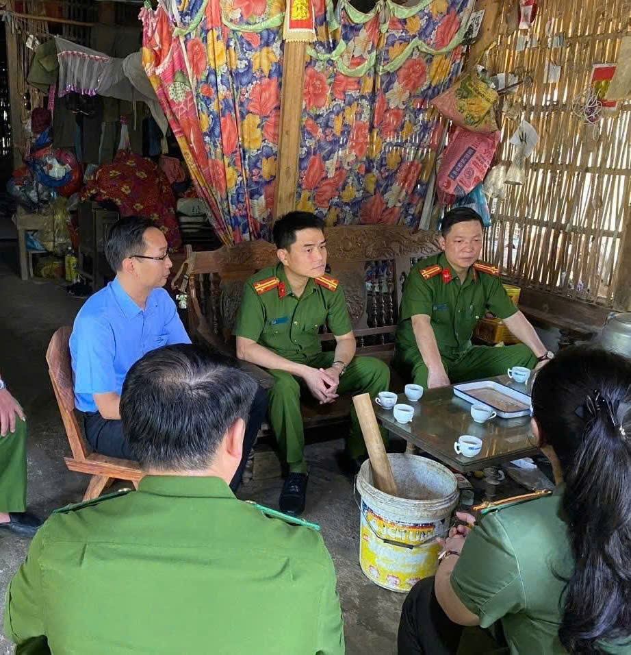 Trao 20 tấn xi măng th Khuổi Phạt ngồi tr nhà.jpg