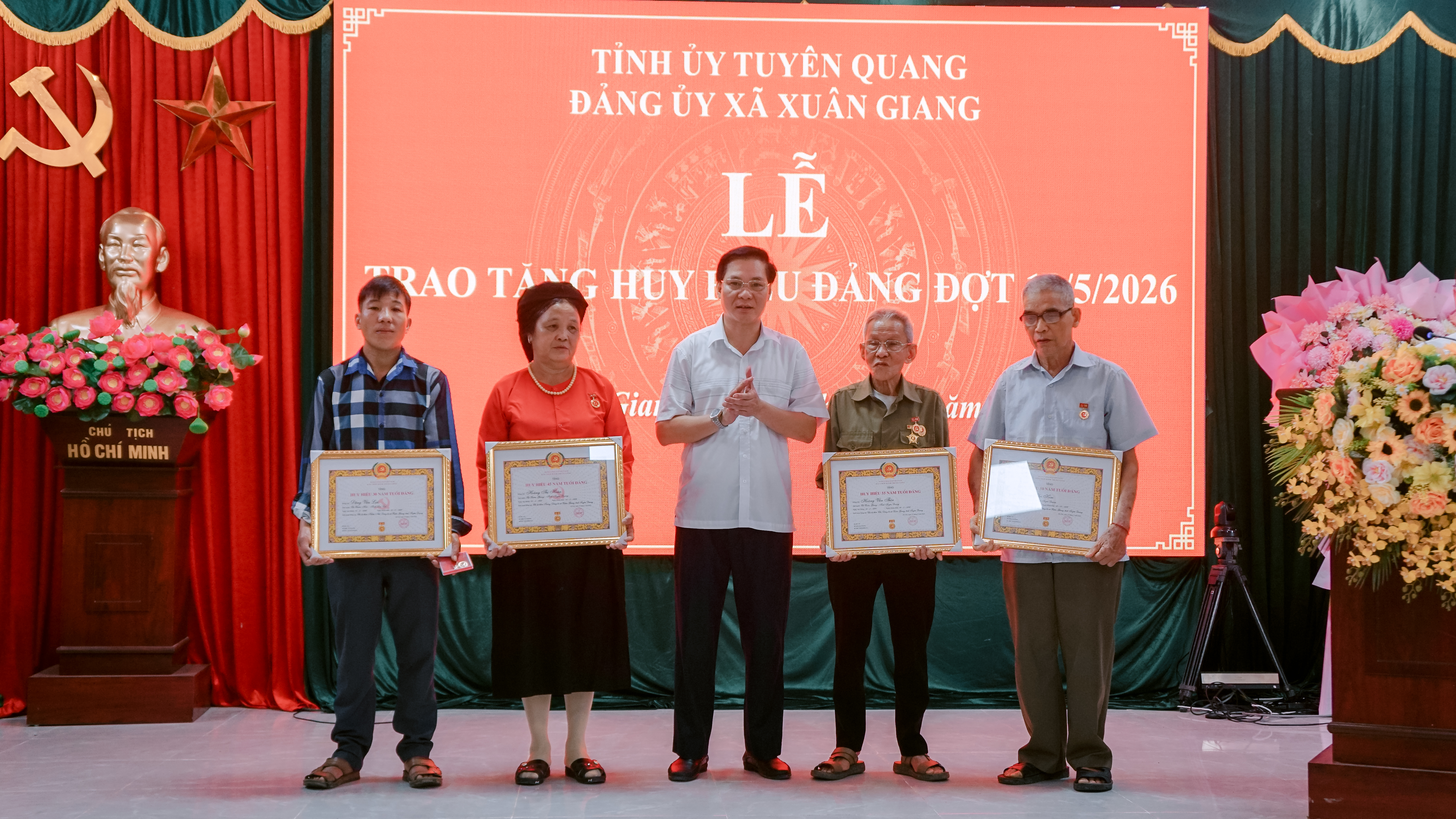 Lễ trao tặng huy hiệu đảng đợt 19/05/2026