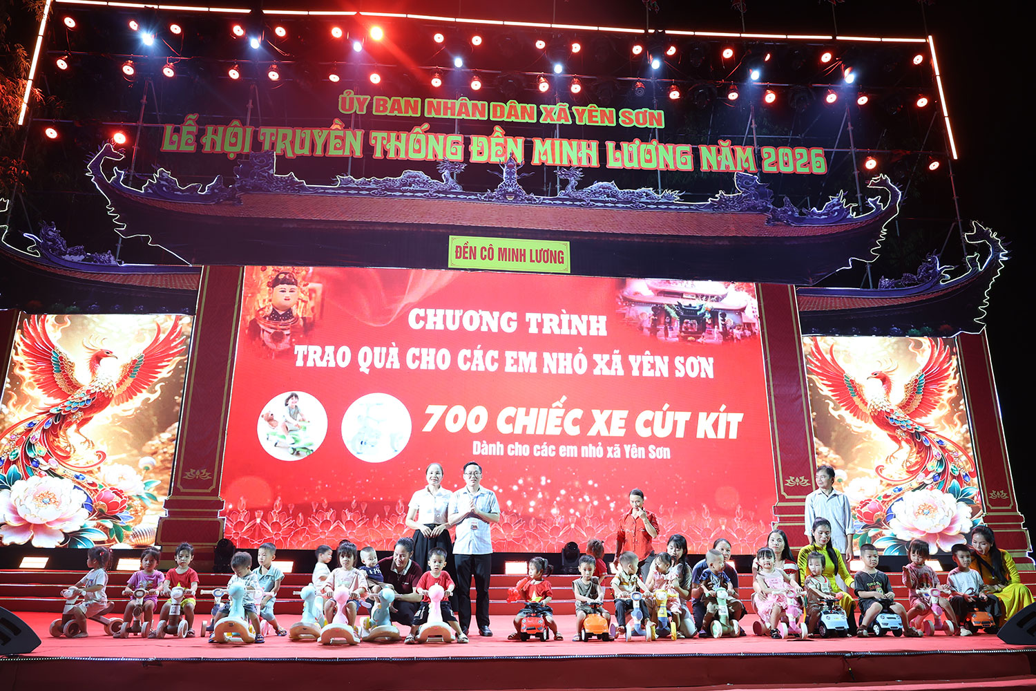 Chương trình biểu diễn xiếc và tặng quà cho các em nhỏ