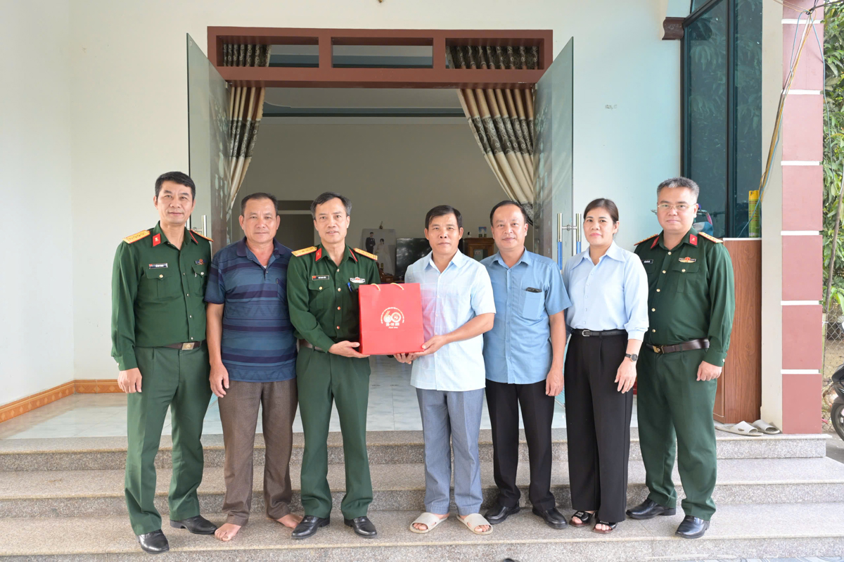Học viện Kỹ thuật quân sự tặng quà tri ân nhân dân thôn Đồng Lũng