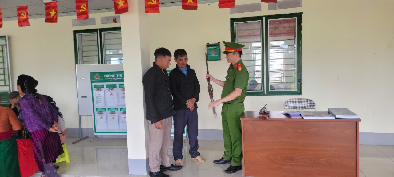 Công an xã Nghĩa Thuận tăng cường công tác tuyên truyền, thu hồi vũ khí, vật liệu nổ, công cụ hỗ trợ và pháo