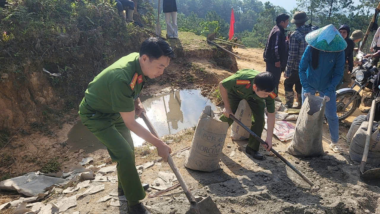 LAN TỎA PHONG TRÀO “BA NHẤT” QUA HOẠT ĐỘNG LÀM ĐƯỜNG LIÊN THÔN TẠI BẢN MÁY