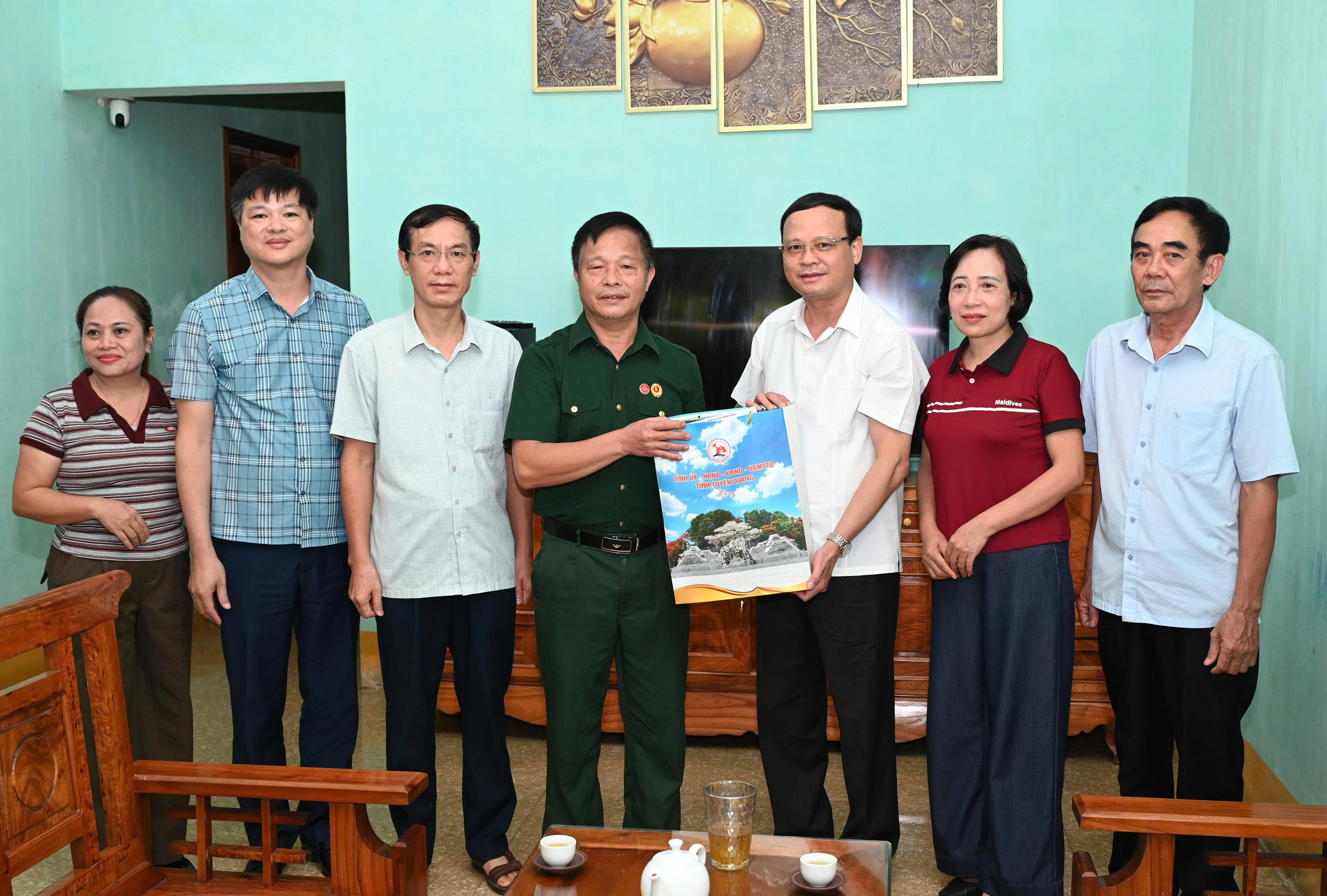 Đồng chí Nguyễn Mạnh Tuấn, Ủy viên Ban Thường vụ Tỉnh ủy, Phó Chủ tịch Thường trực UBND tỉnh thăm, tặng quà người có công nhân dịp 27-7 tại phường An Tường