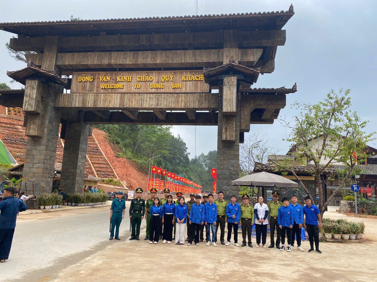 TUỔI TRẺ CÔNG AN XÃ ĐỒNG VĂN XUNG KÍCH, TÌNH NGUYỆN PHỤC VỤ LỄ HỘI HOA TAM GIÁC MẠCH NĂM 2026
