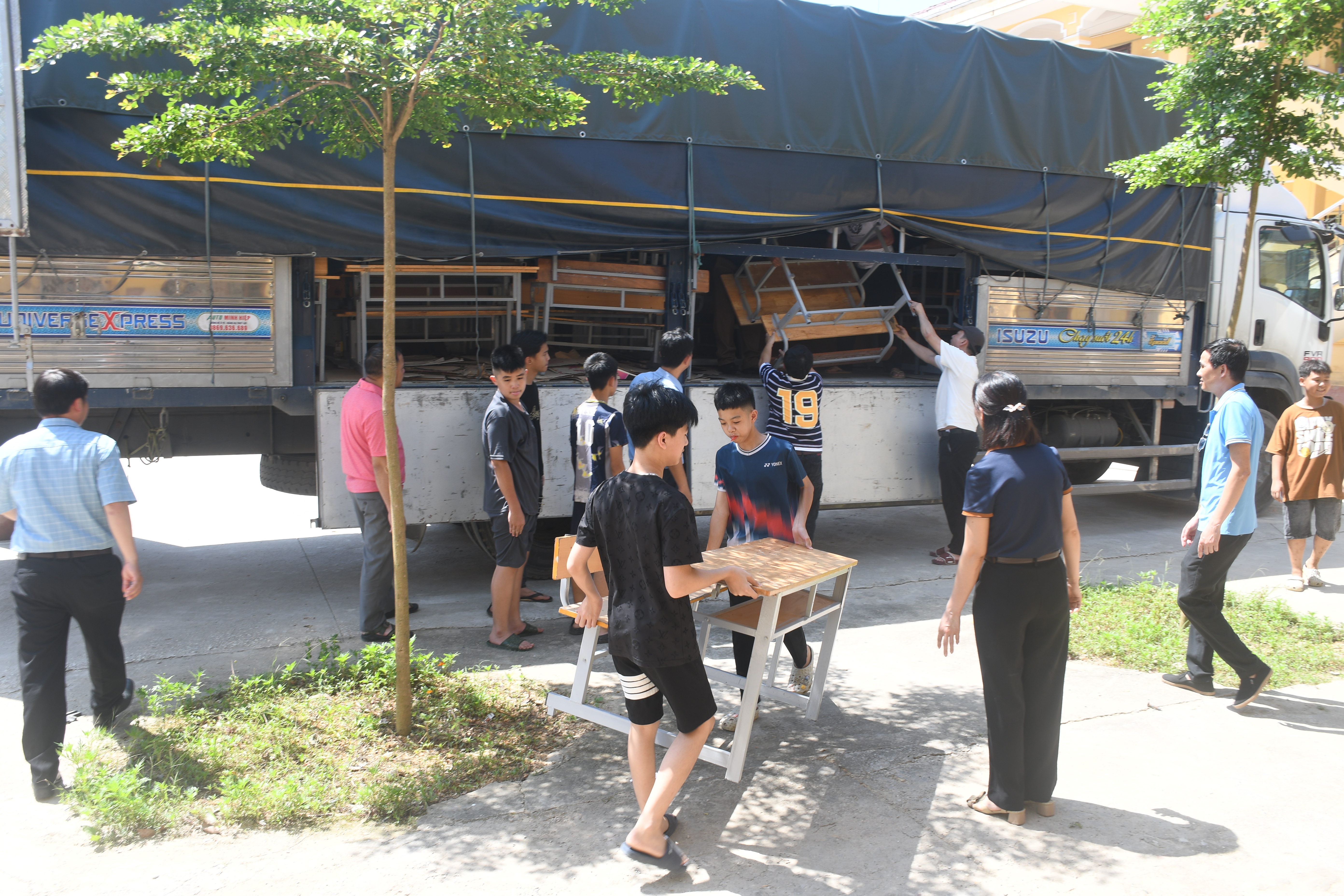 Trao tặng bảng lớp và bàn ghế học sinh Trường THCS Đức Ninh, xã Thái Hòa