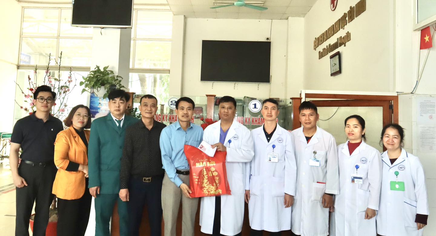 ĐỒNG CHÍ PHẠM VĂN SƠN – PHÓ BÍ THƯ ĐẢNG ỦY, CHỦ TỊCH UBND XÃ YÊN MINH TRAO QUÀ HỖ TRỢ BỆNH NHÂN CÓ HOÀN CẢNH KHÓ KHĂN