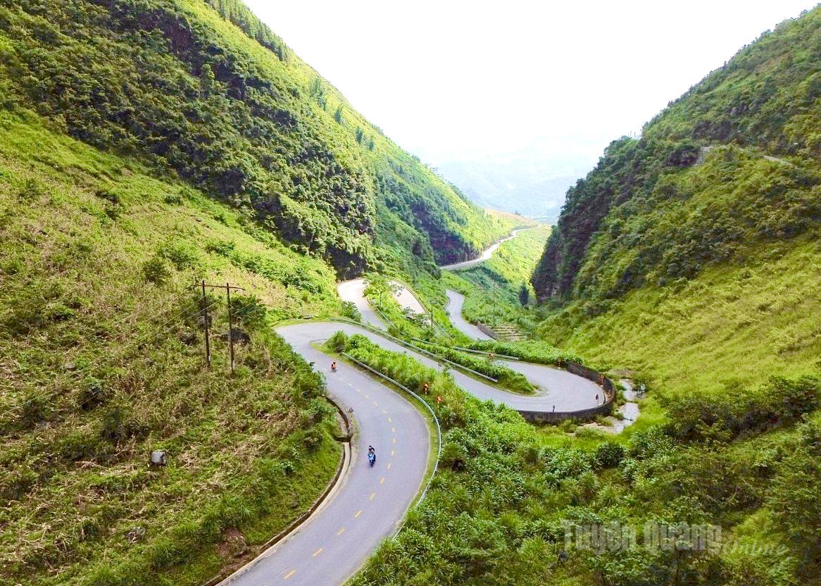 Hùng vĩ dốc Thẩm Mã trên miền đá