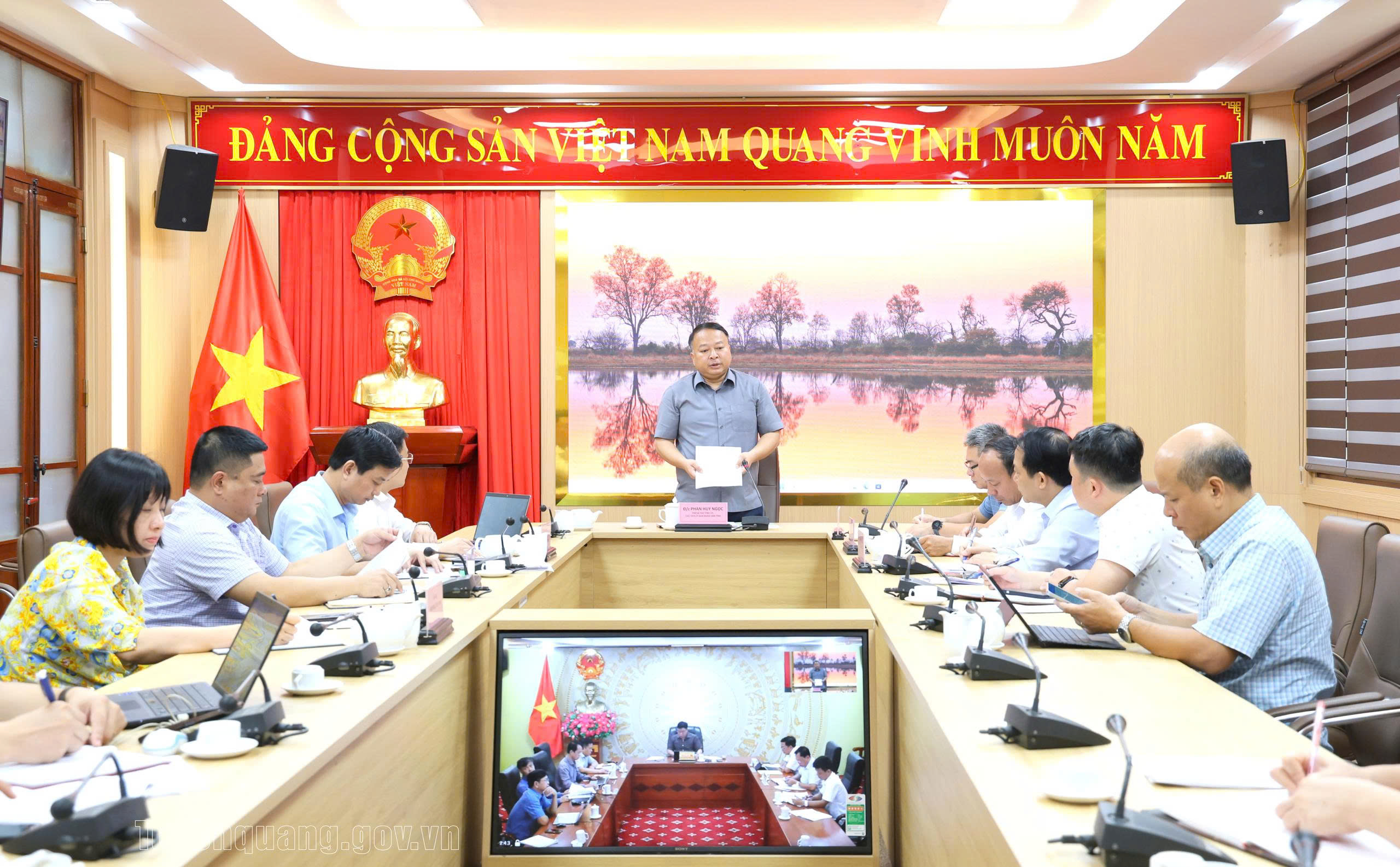 Chủ tịch UBND tỉnh Phan Huy Ngọc chủ trì họp nghe báo cáo về kết quả xử lý sai phạm do lấn chiếm và giải pháp khơi thông dòng chảy sông Lô