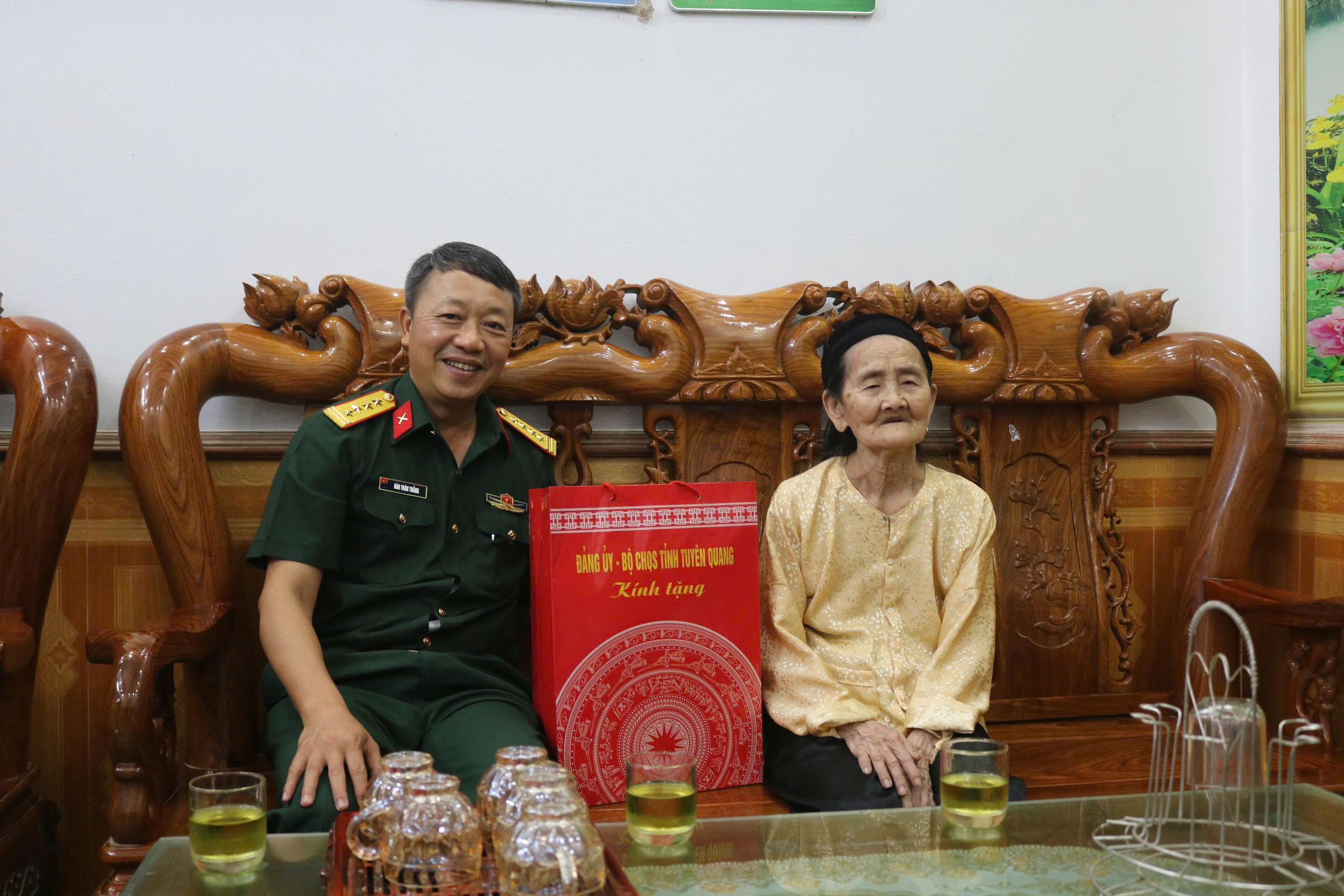 Bộ Chỉ huy Quân sự tỉnh thăm, tặng quà Mẹ Việt Nam Anh hùng Tình Thị Lộc nhân kỷ niệm Ngày Thương binh - Liệt sĩ 27/7